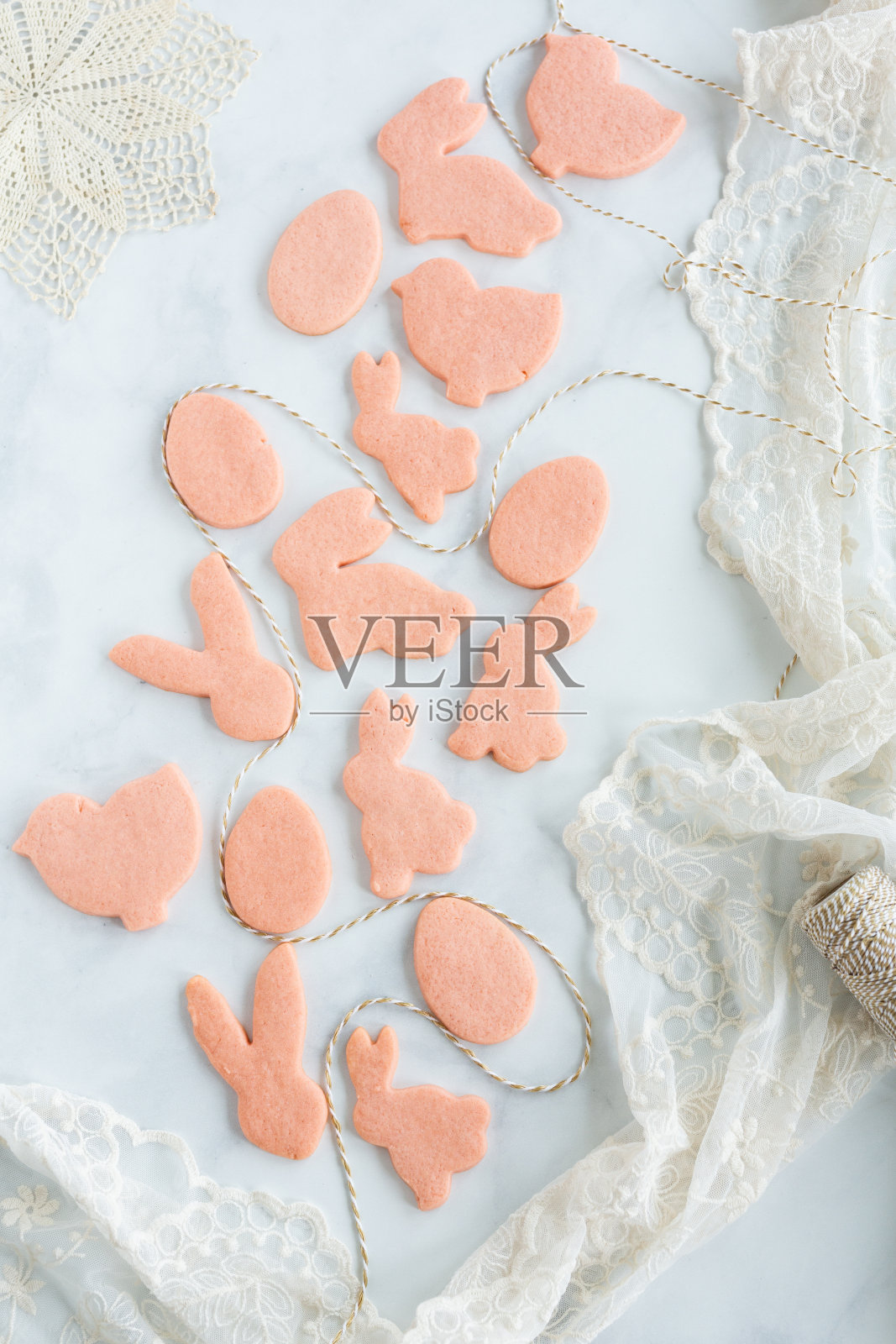 粉色复活节形状的糖霜糖饼干照片摄影图片