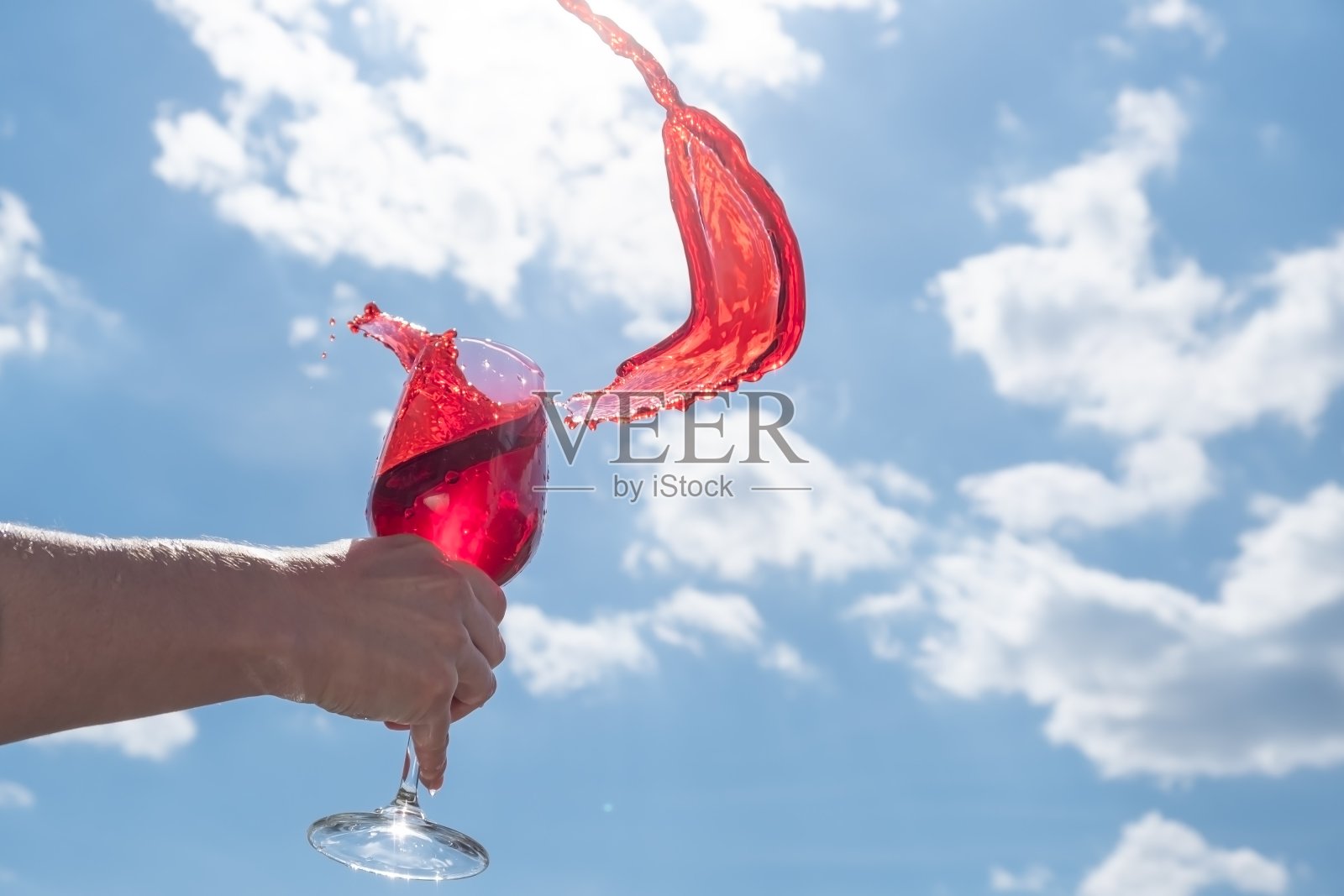 喝杯天蓝色的酒，大海般美丽。照片摄影图片