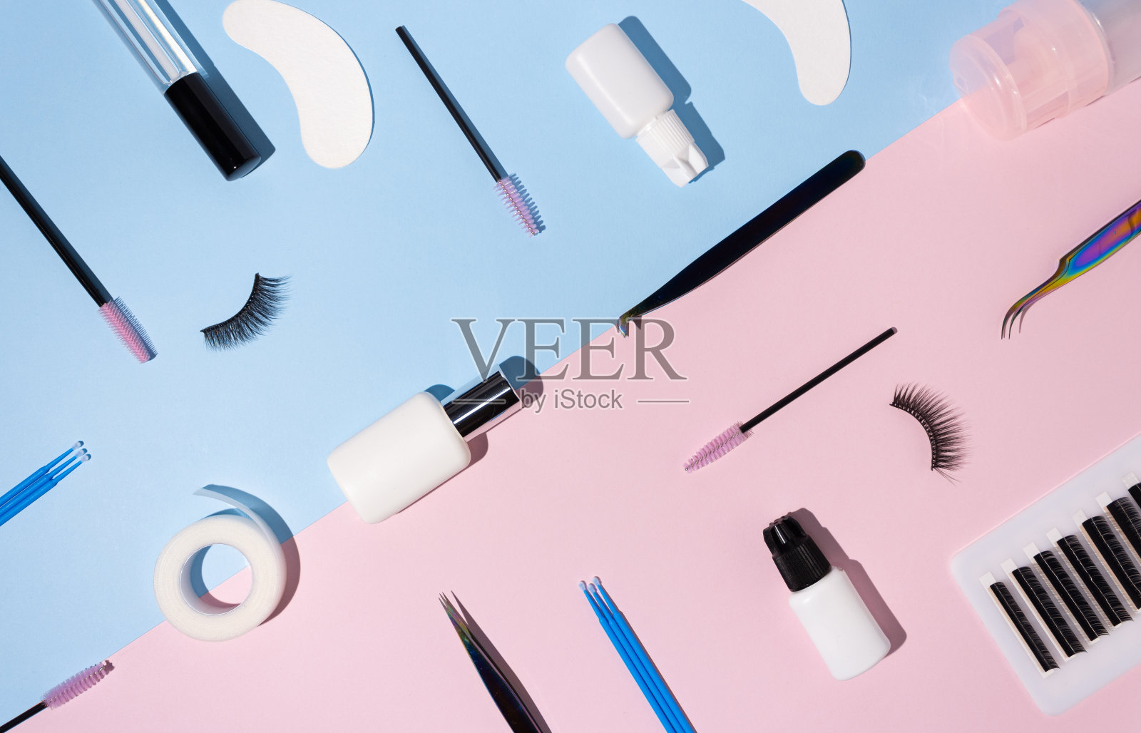 人造睫毛，眼罩和镊子，俯视图。睫毛机的概念，人工睫毛延伸。照片摄影图片