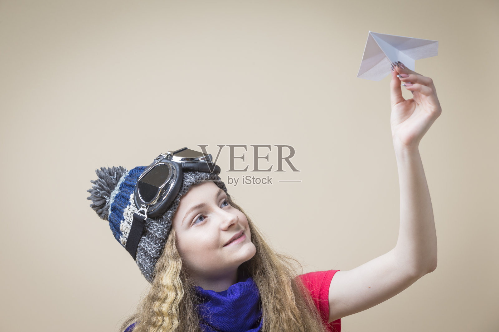 少女戴眼镜帽与折纸飞机照片摄影图片