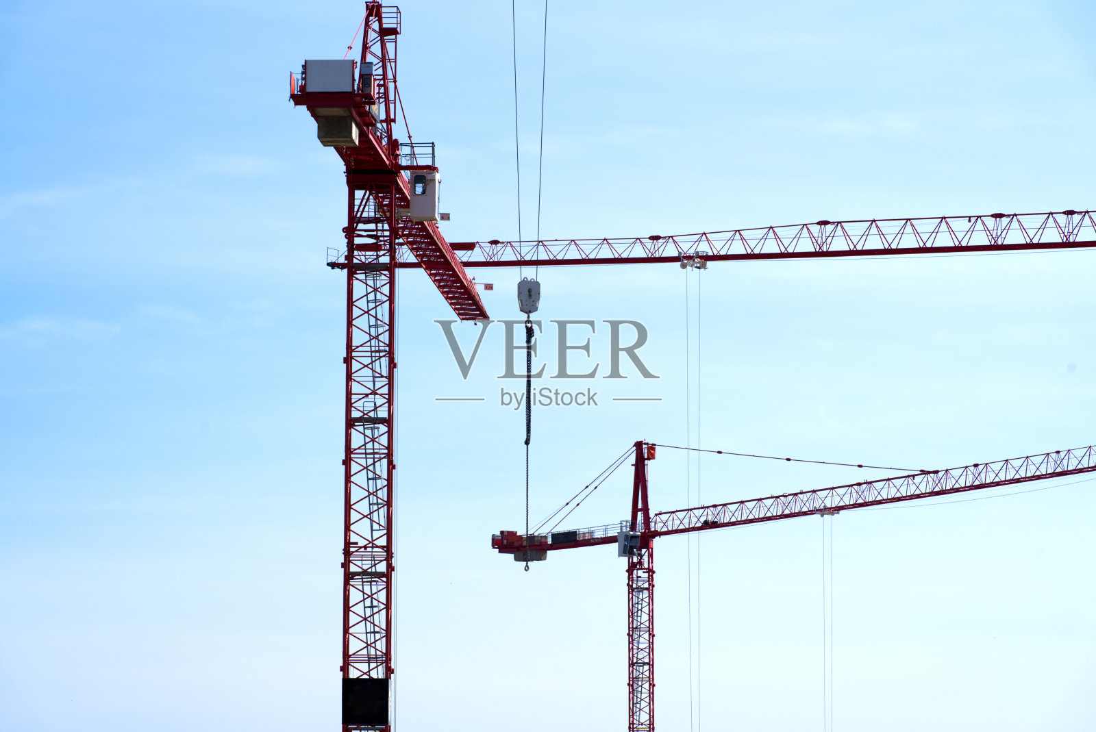 在一个阳光明媚的夏天早晨，起重机在苏黎世施瓦门丁根的高速公路围护建筑工地。照片摄影图片