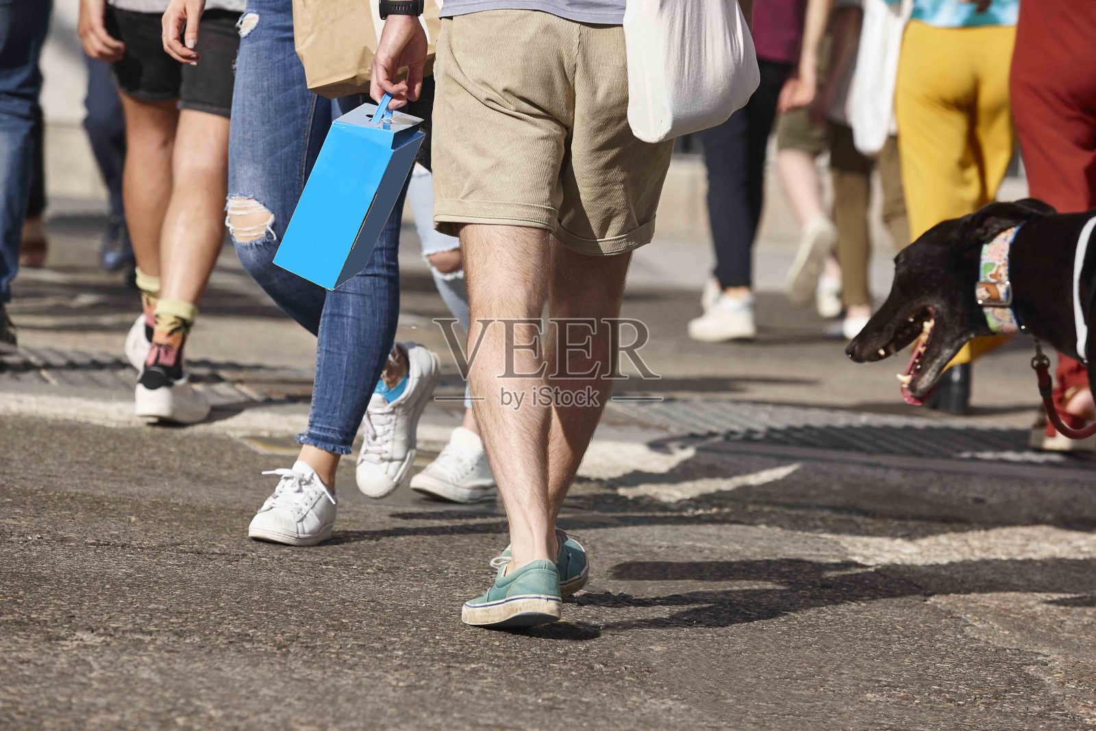 人们过马路。走在城市里。高峰时间照片摄影图片
