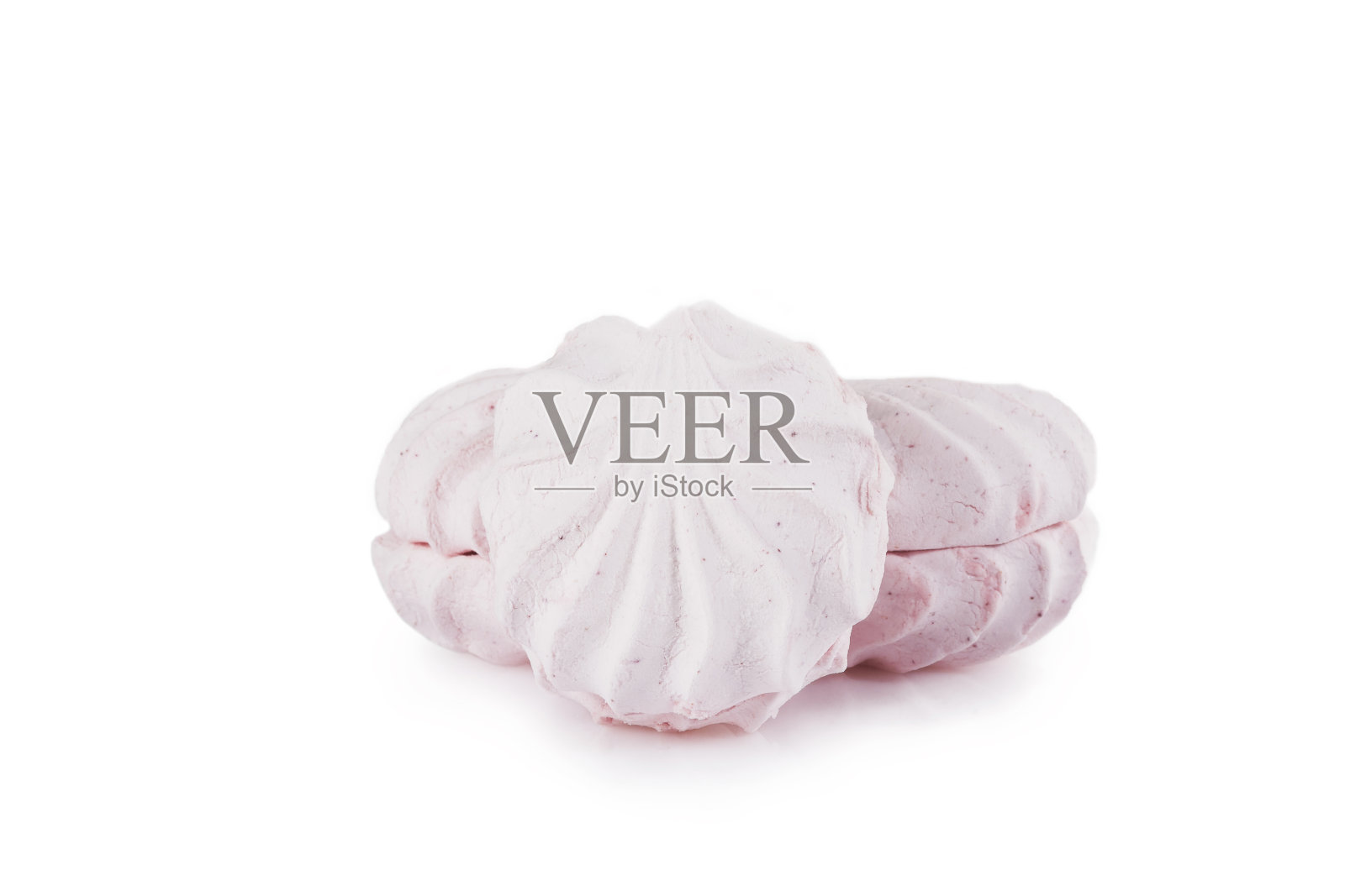 轻盈，甜美的浆果棉花糖在白色的背景。照片摄影图片