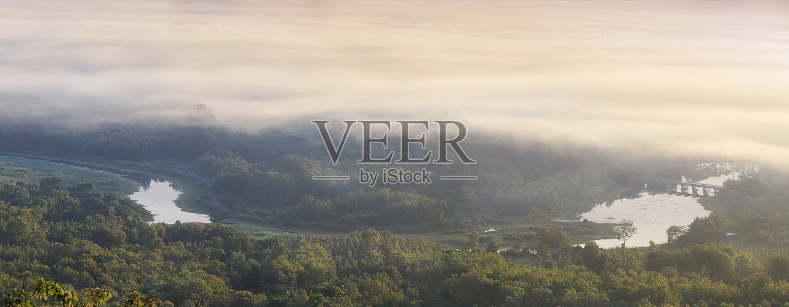 湖森林的全景图与雾在早晨日出。照片摄影图片