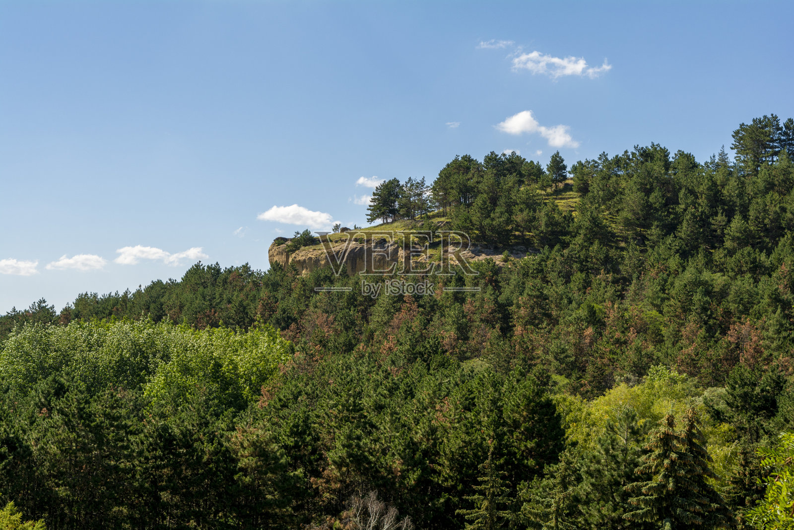 美丽的山景，在晴朗的夏季天气。墙纸。照片摄影图片