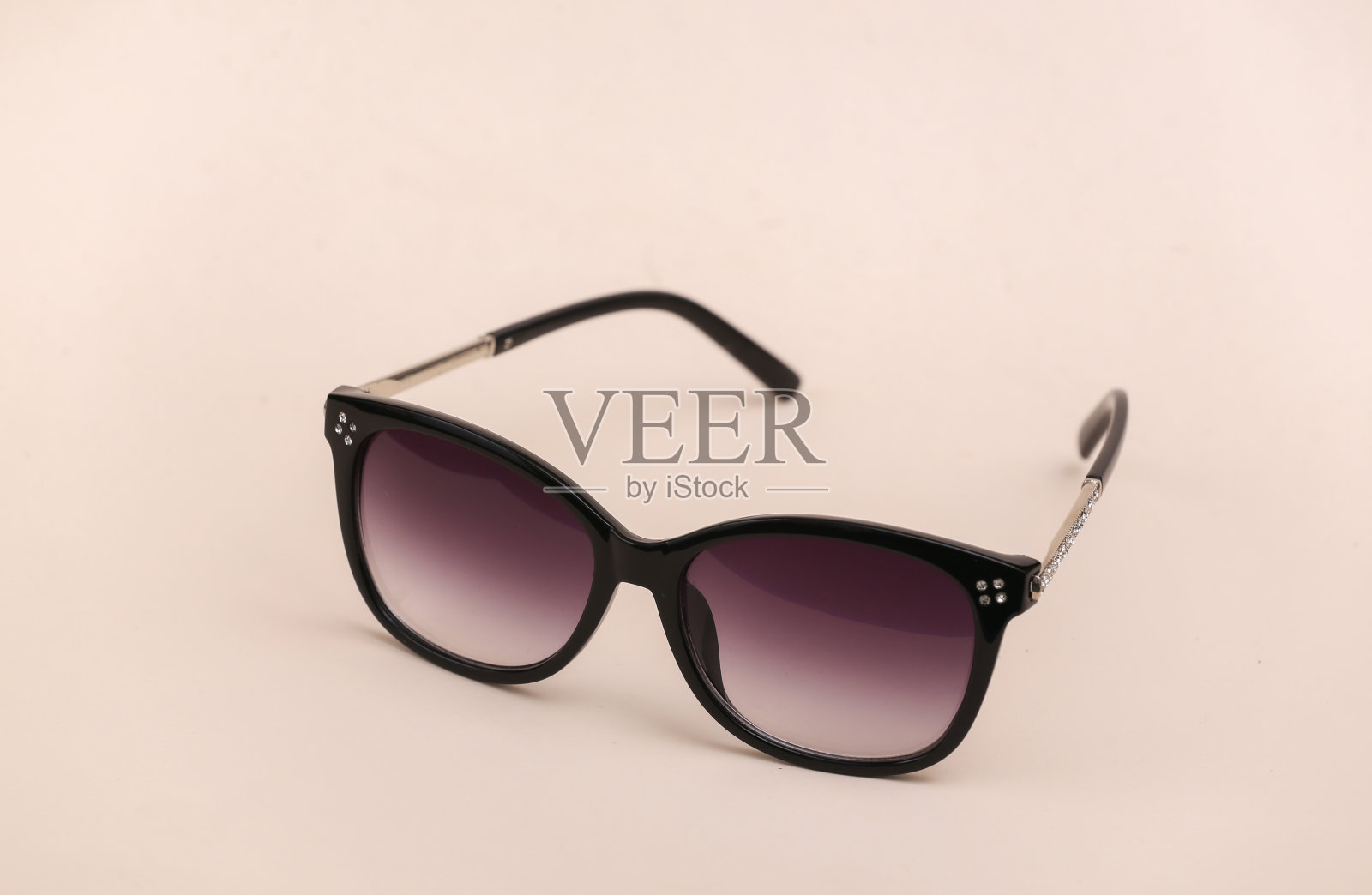 时尚的太阳镜米色背景照片摄影图片