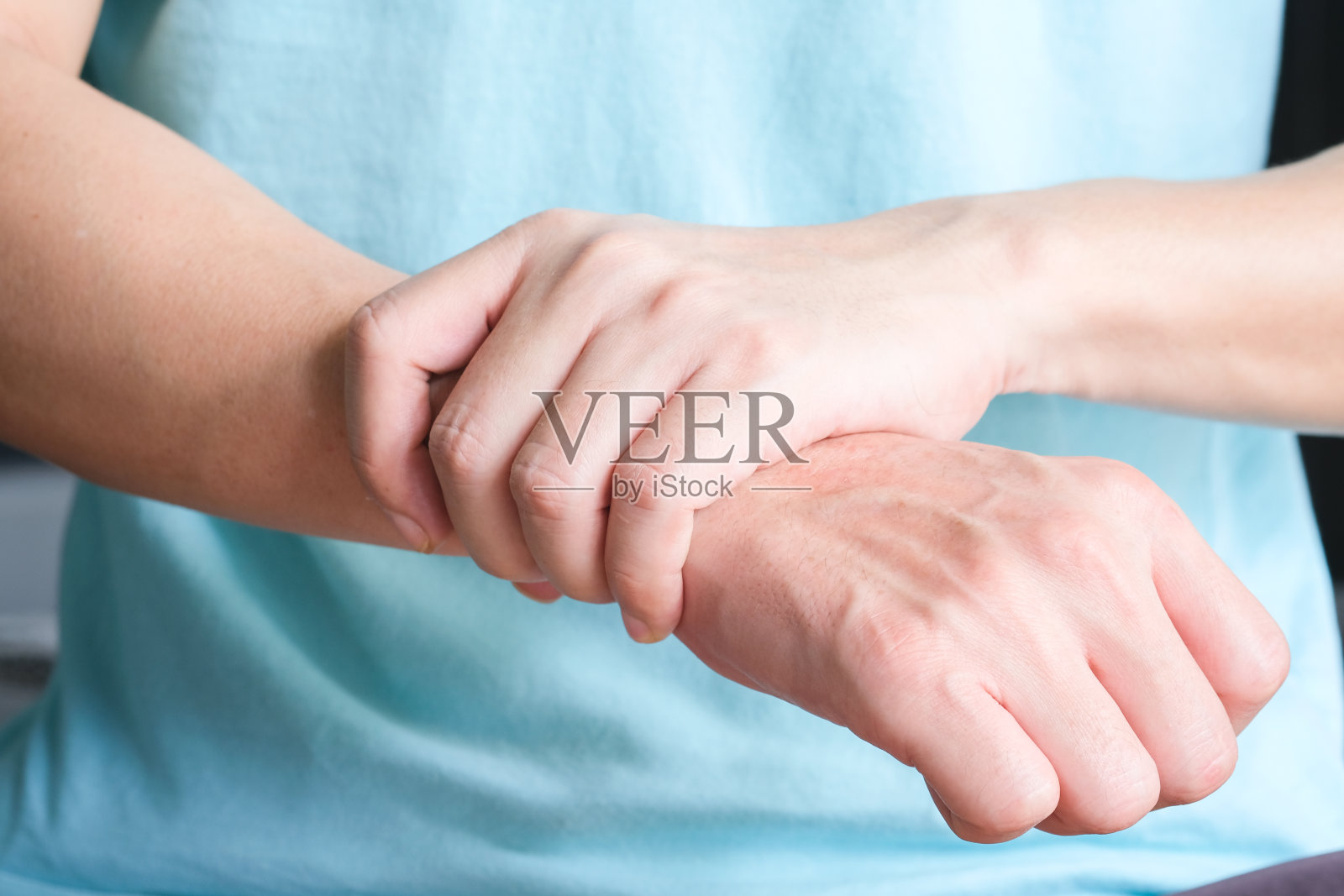 手腕疼痛。白色背景，健康理念。照片摄影图片