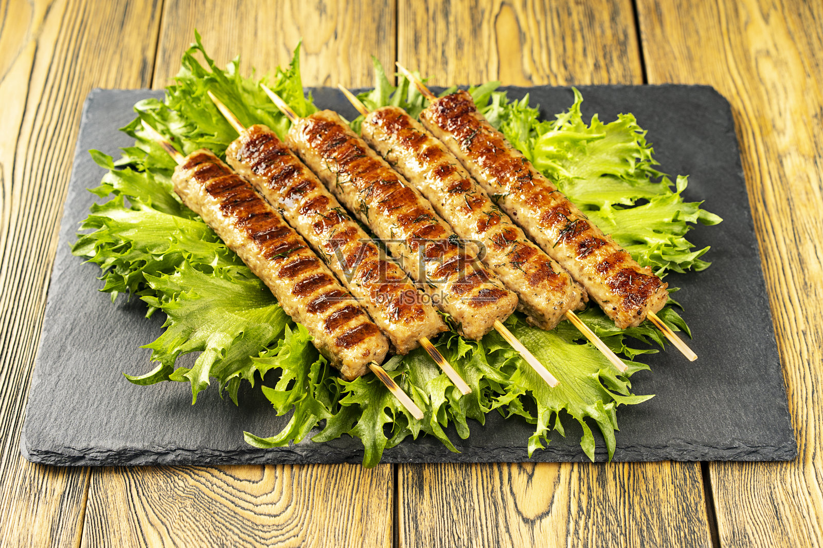 ch蒸吉吉，壁炉台上的开胃肉。莴苣叶配这道荤菜。Lula-Kebab。有选择性的重点。照片摄影图片