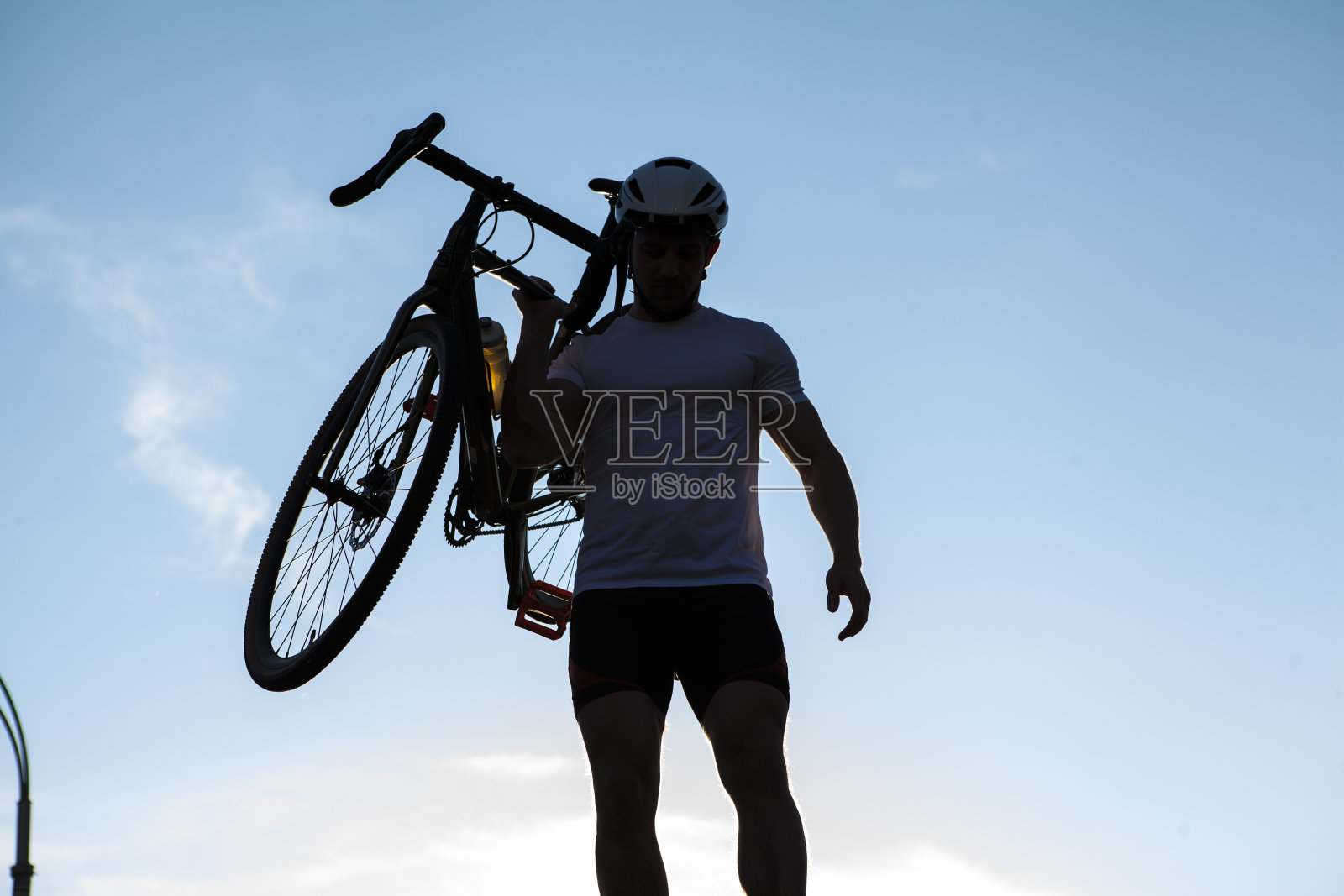 在城市里骑自行车的运动员照片摄影图片