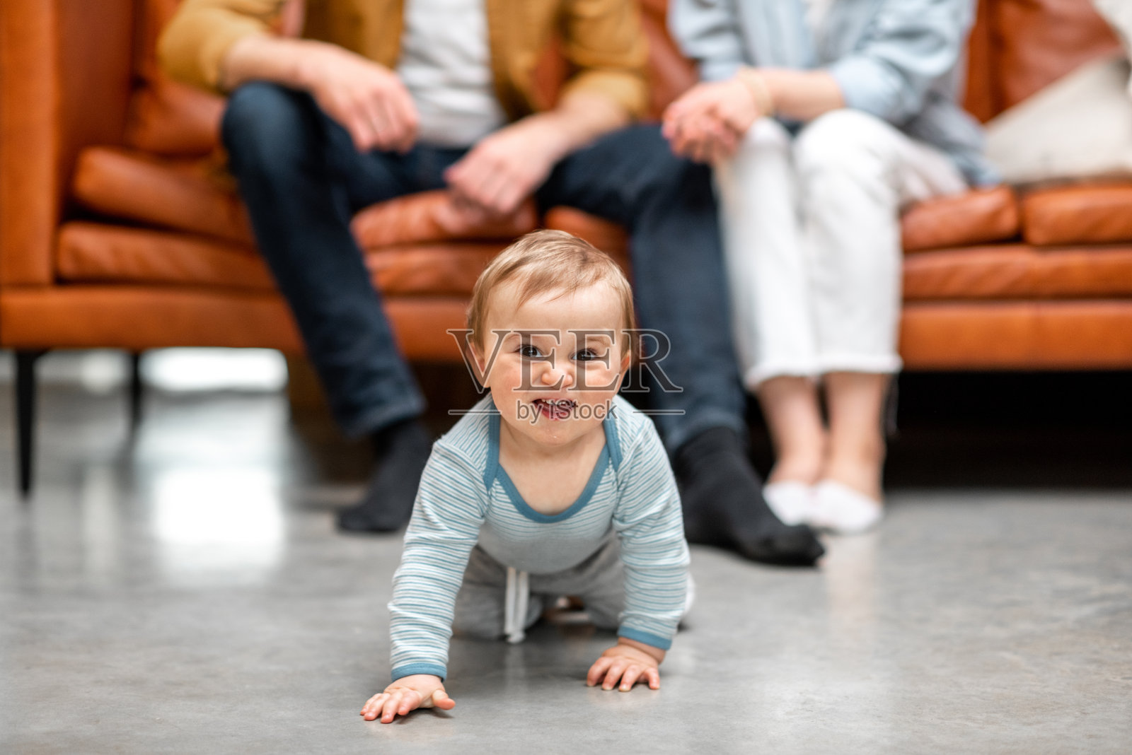 在地板上爬行的一岁婴儿照片摄影图片