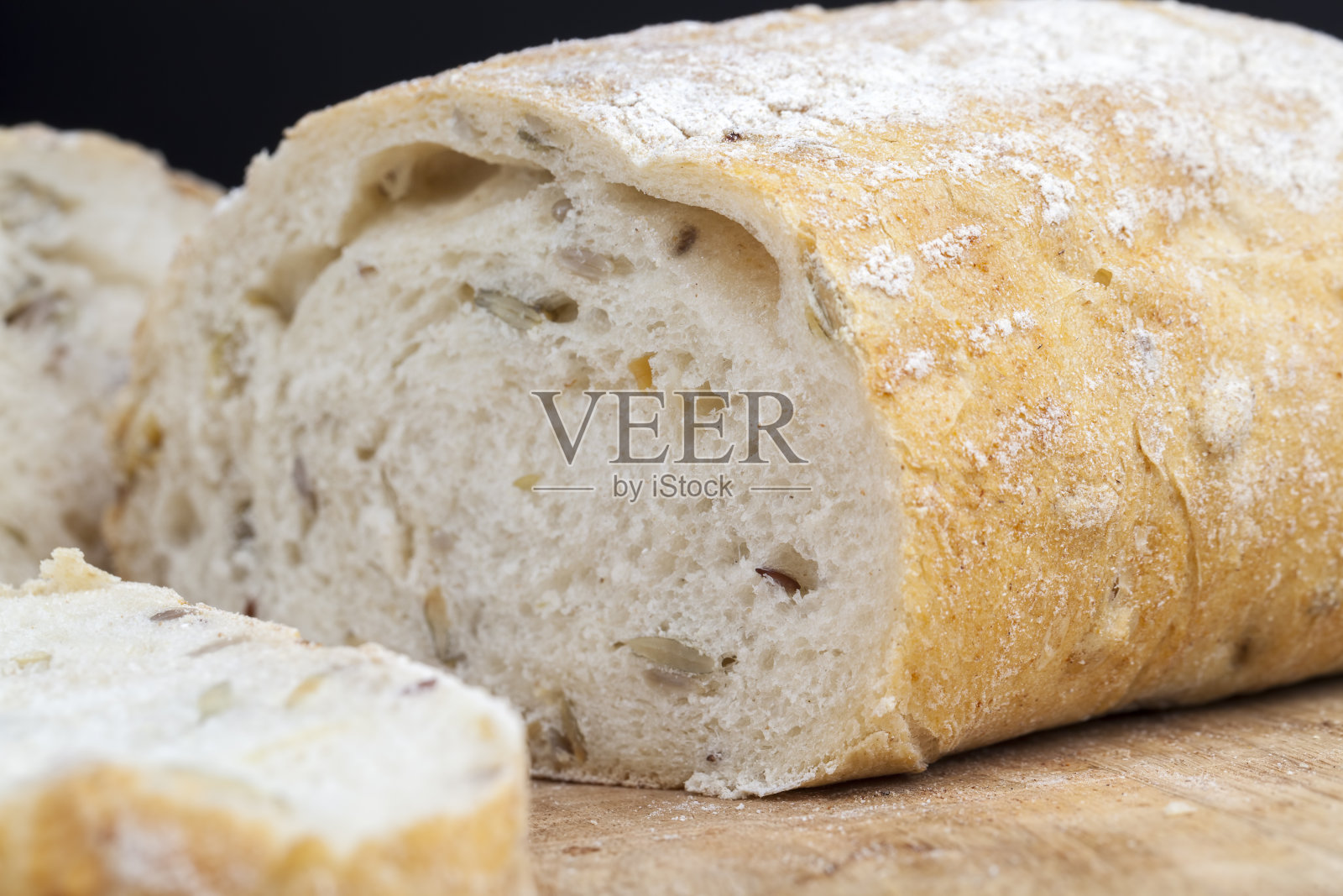 一条新鲜的小麦面包照片摄影图片