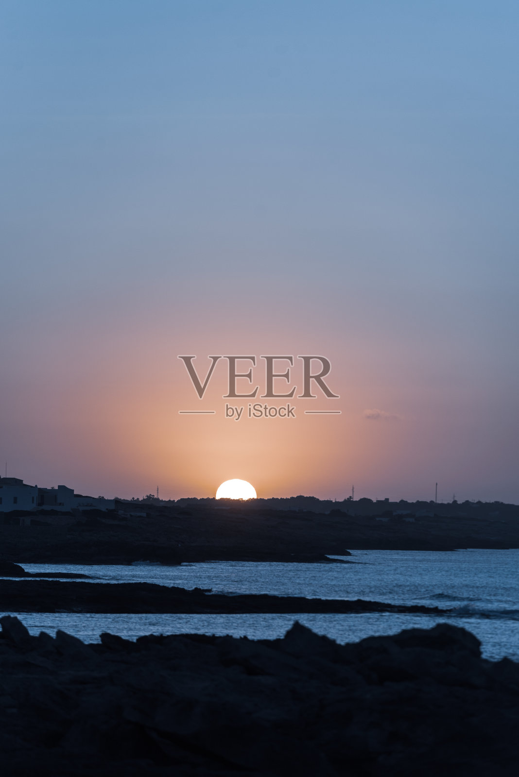 西班牙福门特拉的埃斯卡洛，地中海巴利阿里群岛的埃斯卡洛码头上的日落。照片摄影图片