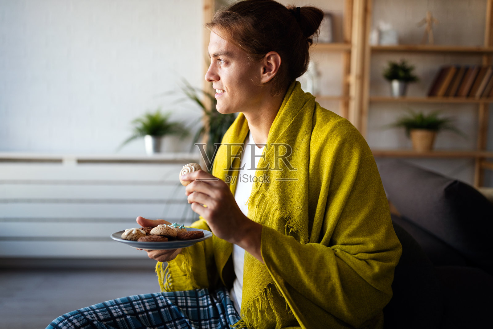 年轻人在家休息。早上在家安详的休息照片摄影图片