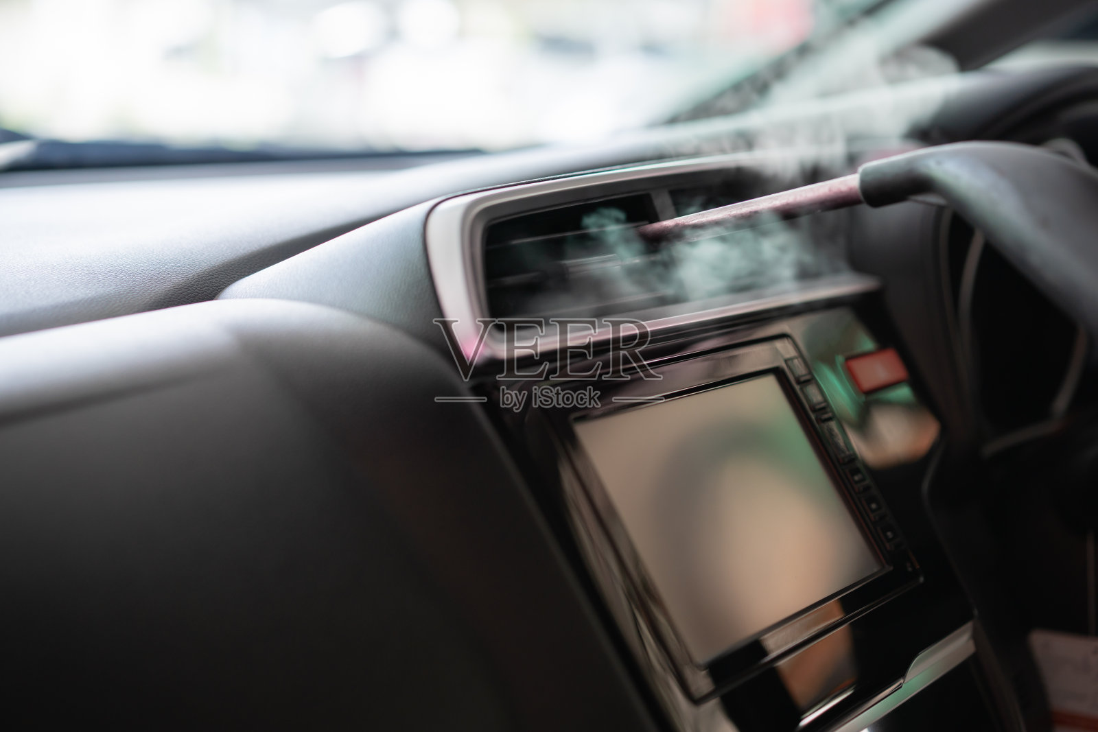 亚洲工人正在清洗汽车。照片摄影图片