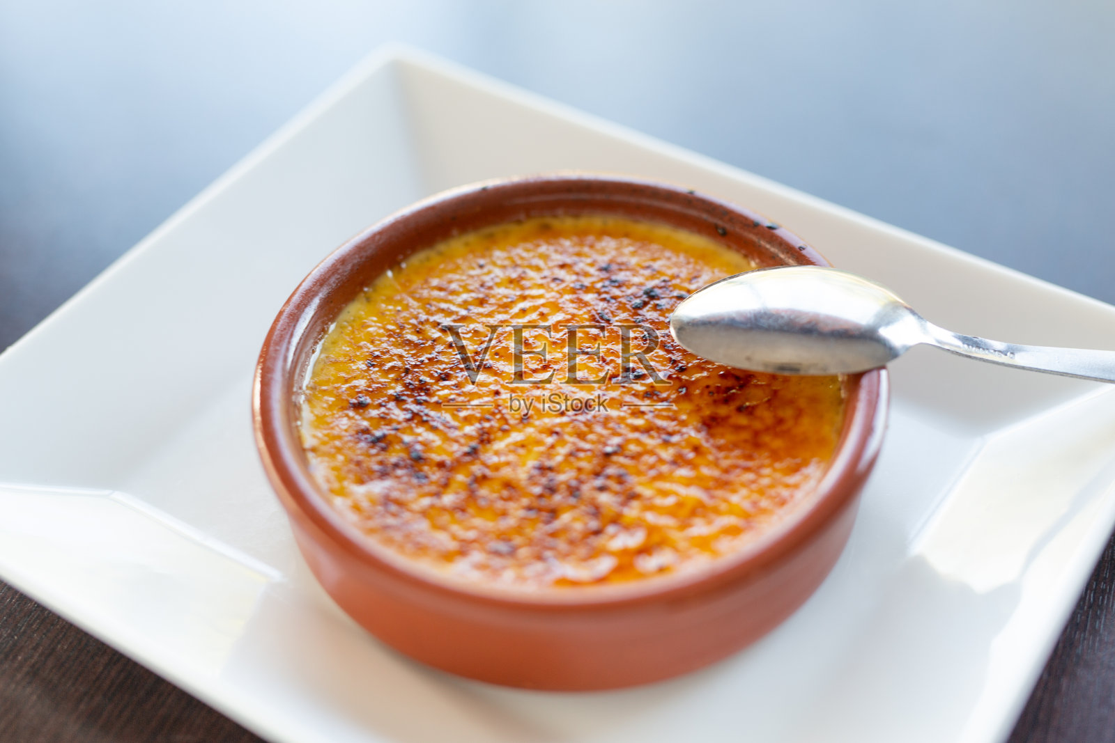 法式焦糖布丁，一种法式甜点照片摄影图片