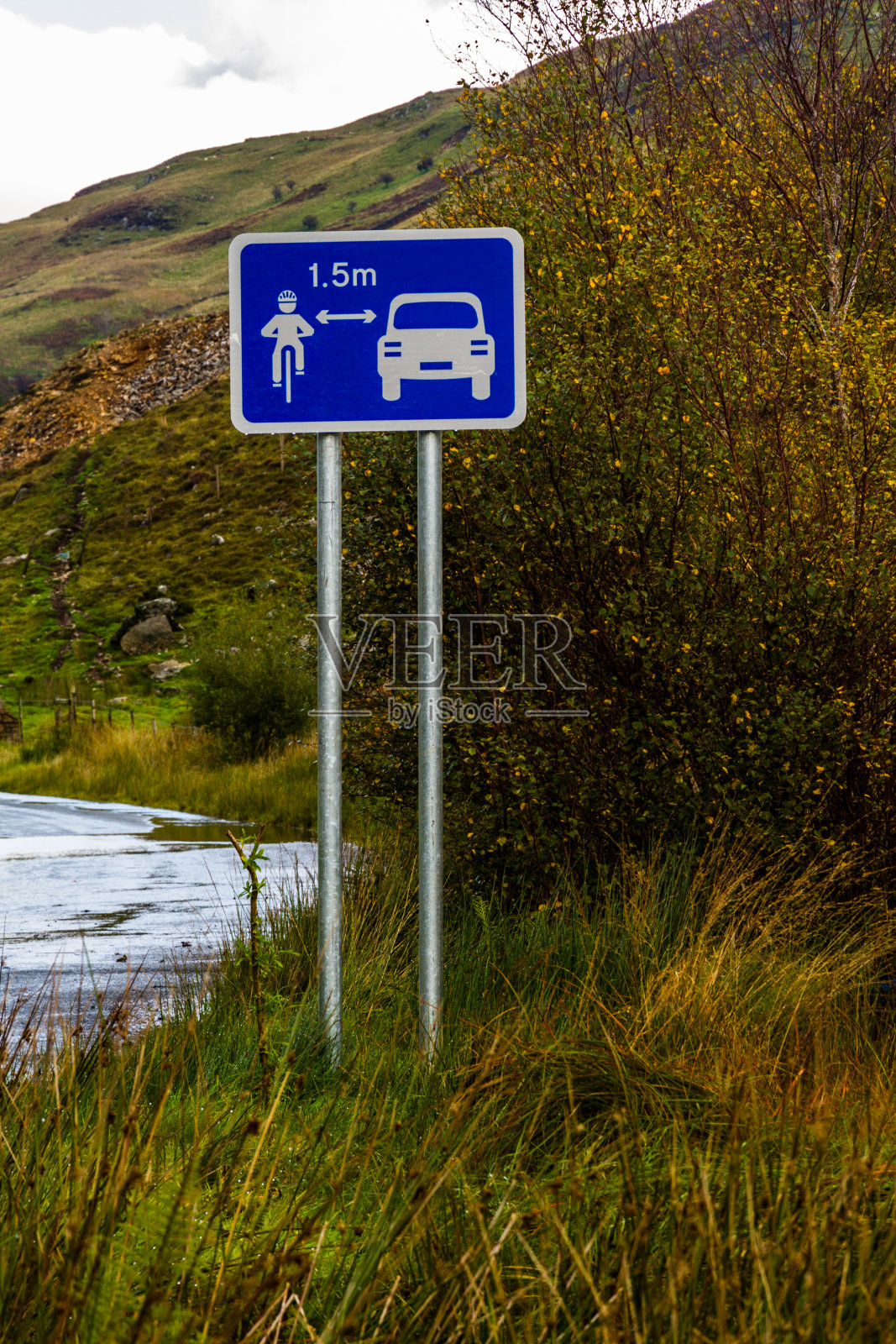 英国道路标志，要求车辆通过至少1.5米从骑自行车。照片摄影图片