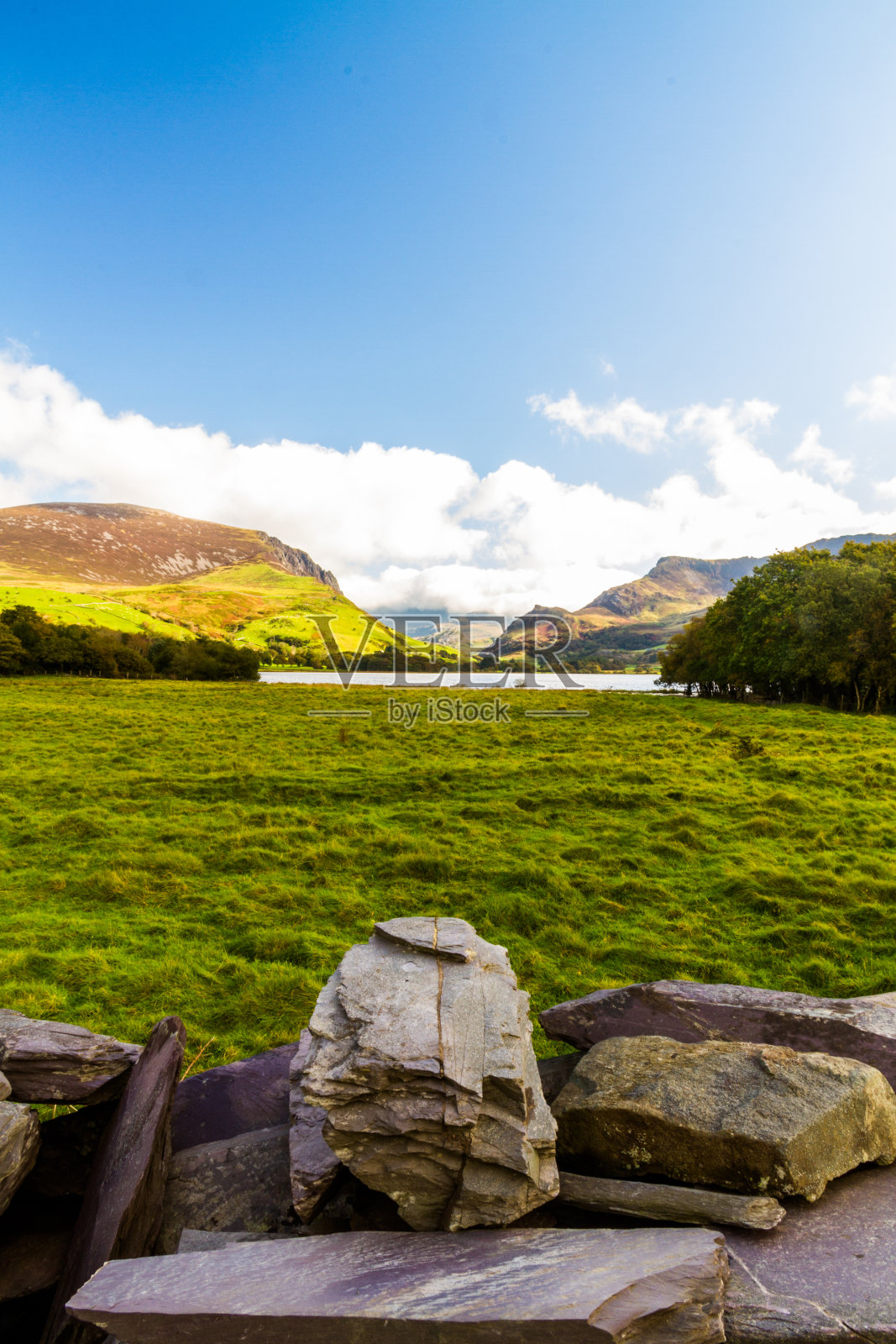 通过南特尔山谷，宽角度和墙壁看到斯诺登尼亚。照片摄影图片