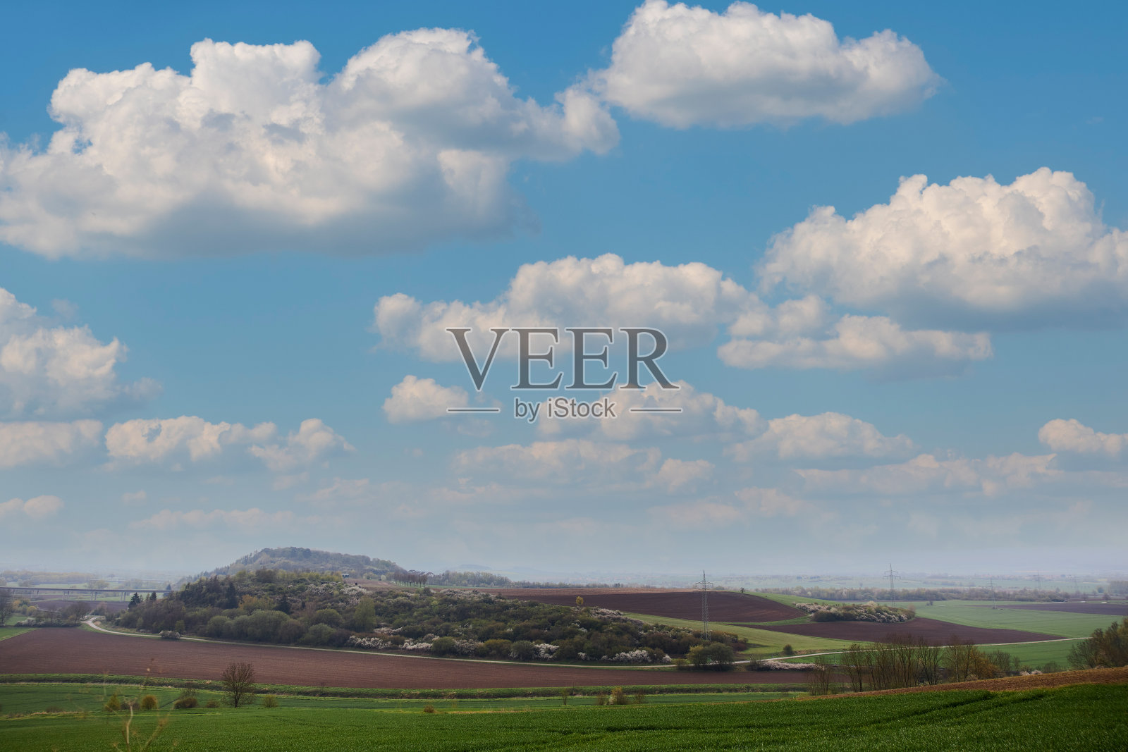 这是一张在蓝天白云下拍摄的德国埃因贝克萨尔斯德海顿的风景照片照片摄影图片