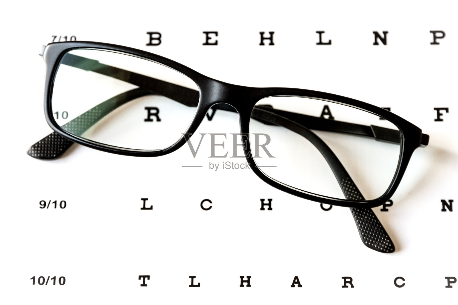 视力表上的眼镜照片摄影图片