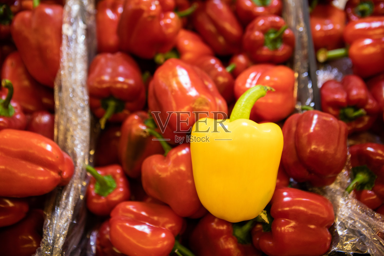 一组红辣椒中有一个黄辣椒照片摄影图片