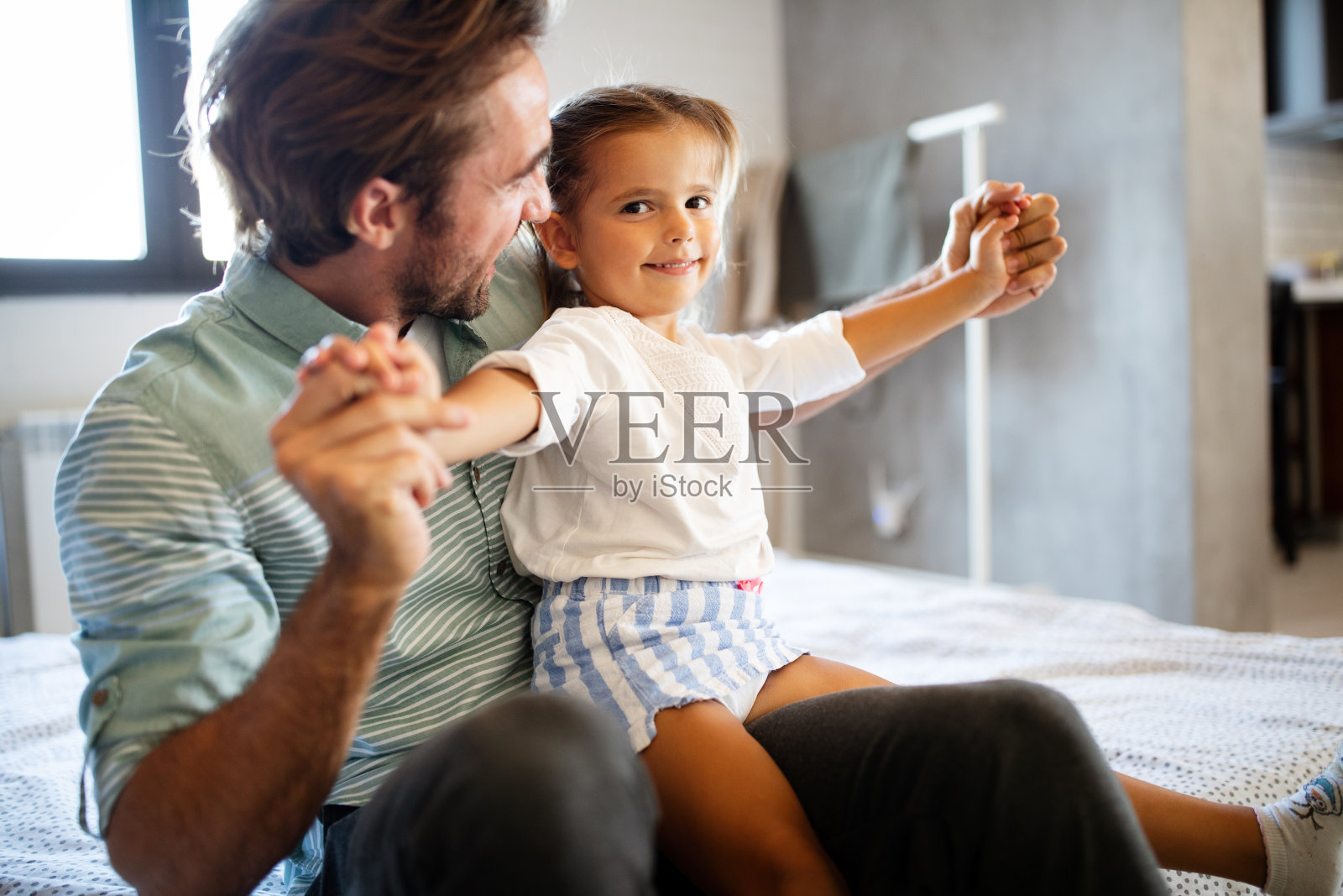快乐幸福的家庭。父亲和女儿在一起玩照片摄影图片