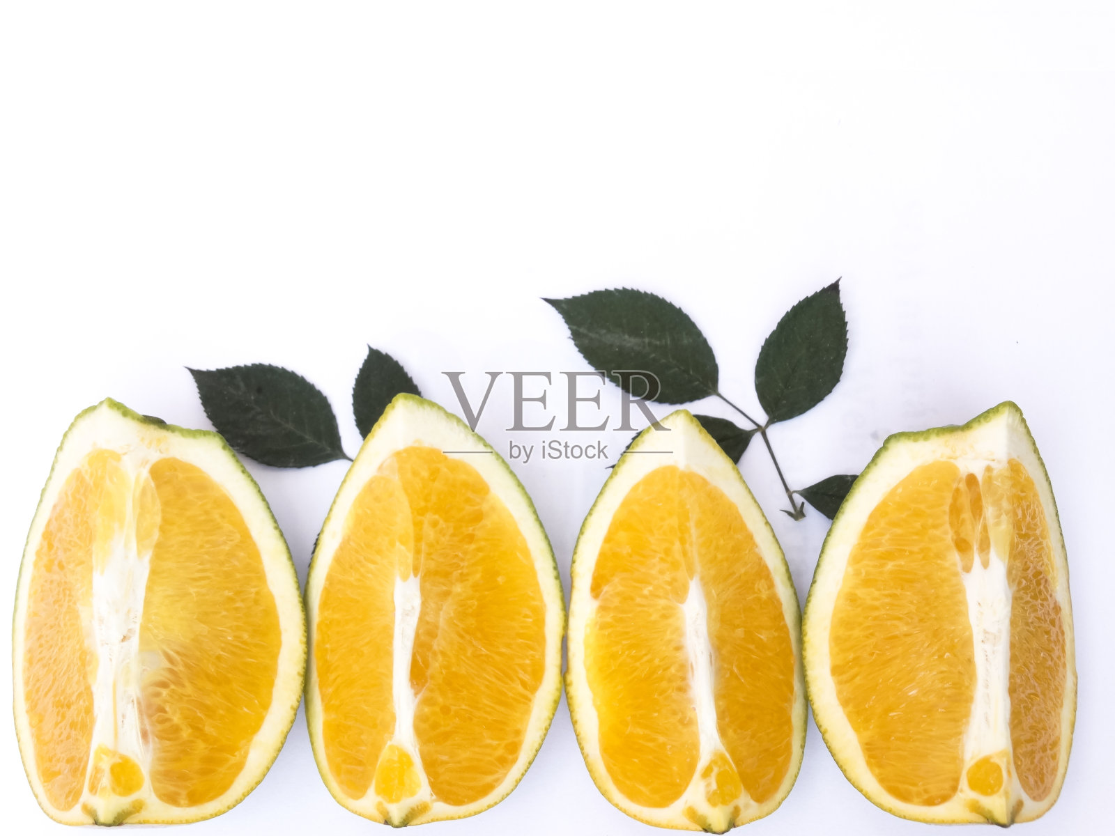 白色背景上的橙色切片照片摄影图片