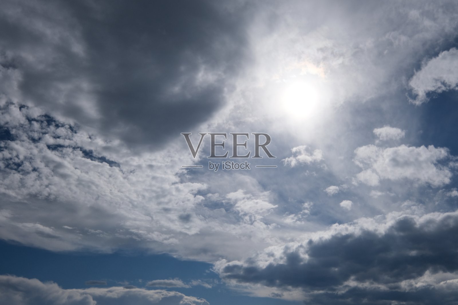 白云和灿烂的阳光照片摄影图片