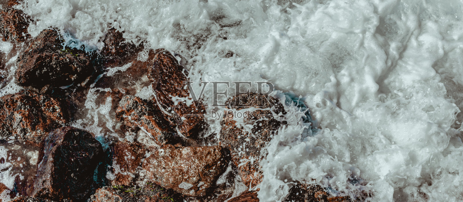 岩层的图像石头，纹理和清晰度，在白天的海滩上照片摄影图片