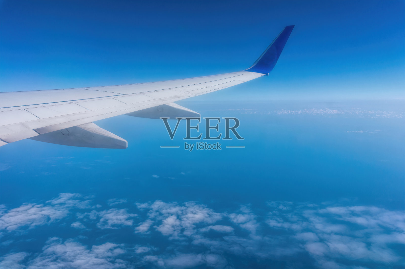 一架客机的机翼和天空落水照片摄影图片