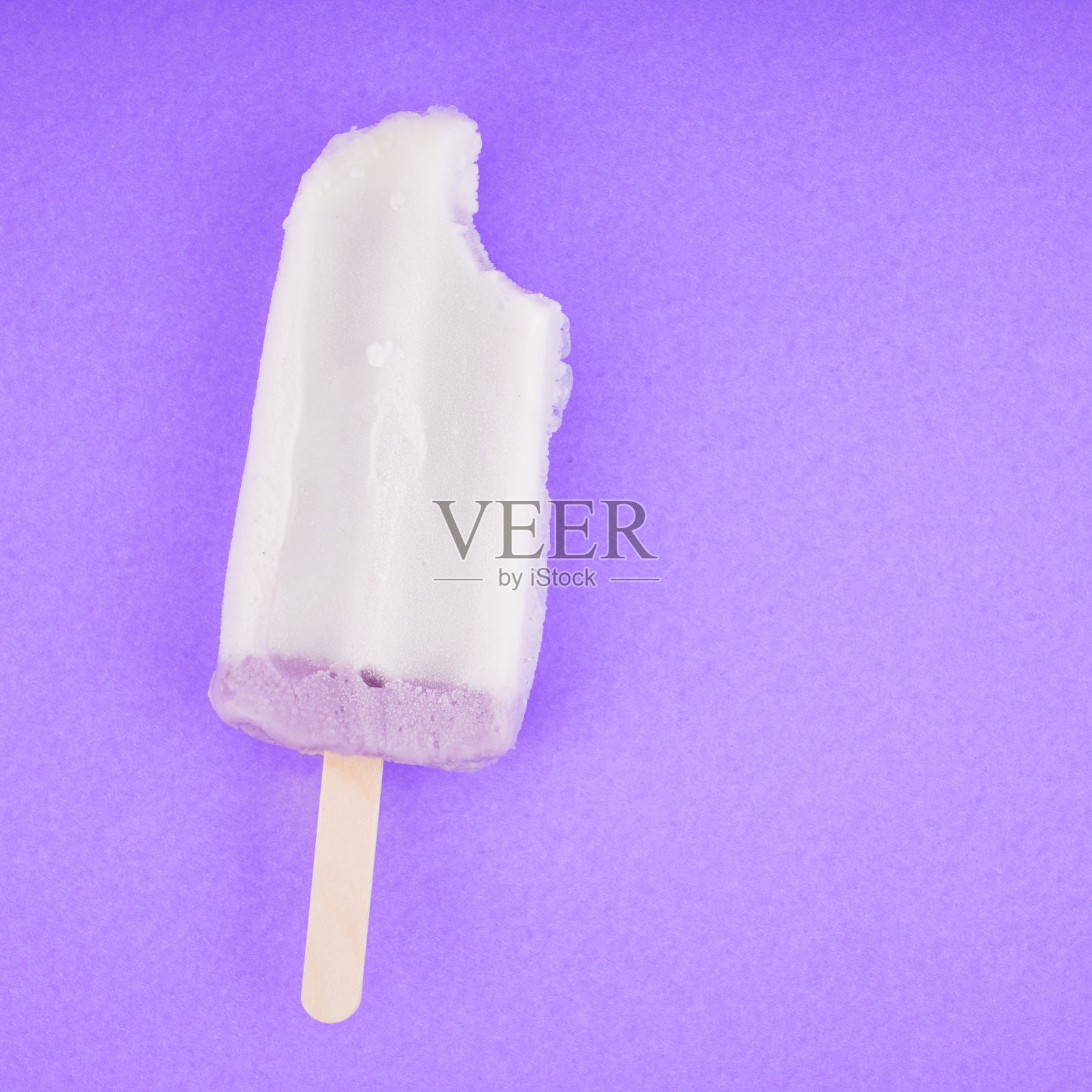 冰淇淋香芋木棒上紫色纸作背景。复制文本空间照片摄影图片