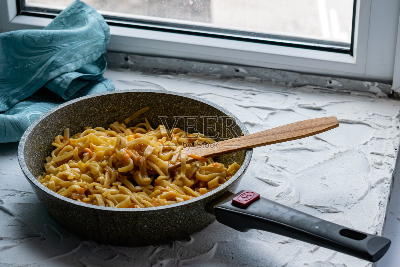 长宽面用平底锅炖炒蔬菜，简单的家常菜，农家不粘锅照片摄影图片