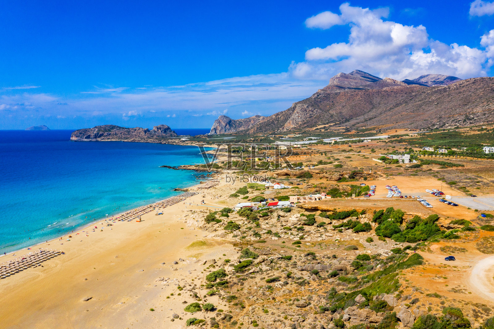 航拍美丽的绿松石海滩法拉萨尔纳(法拉萨尔纳)在克里特岛，希腊。在希腊克里特岛的西北部，看到著名的天堂般的深青绿色法拉萨纳海滩。照片摄影图片