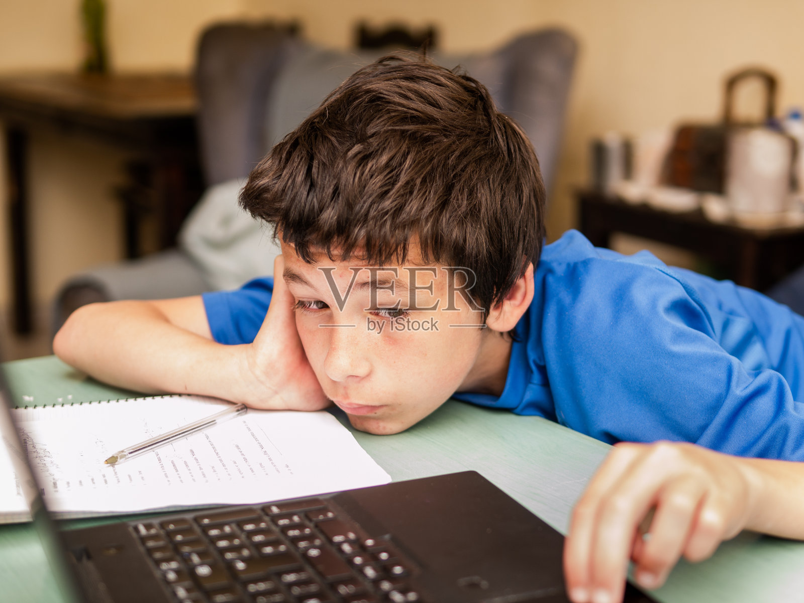 无精打采的学生照片摄影图片