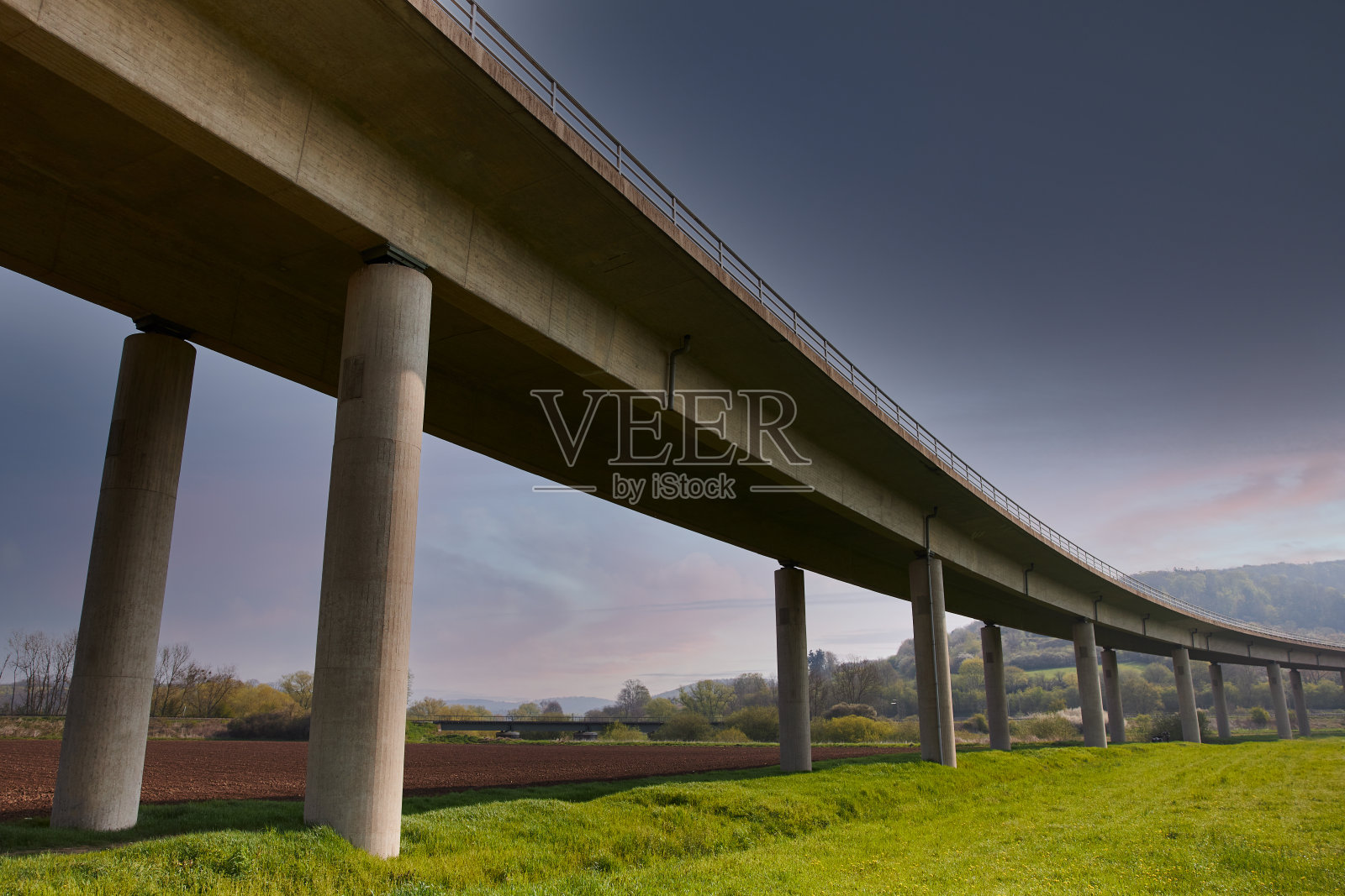 在令人印象深刻的天空下拍摄的德国一座钢筋混凝土高速公路大桥照片摄影图片