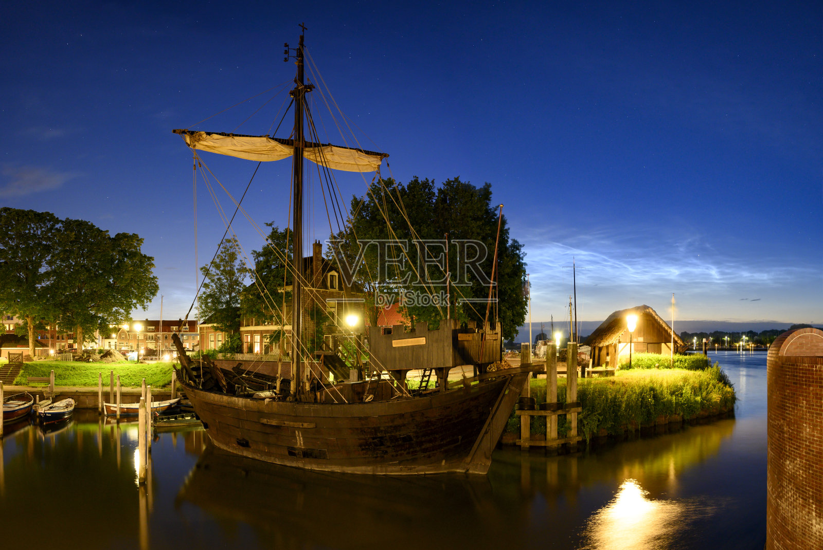 夜光云或夜晚闪亮的云在黑暗的天空在伊塞尔河照片摄影图片