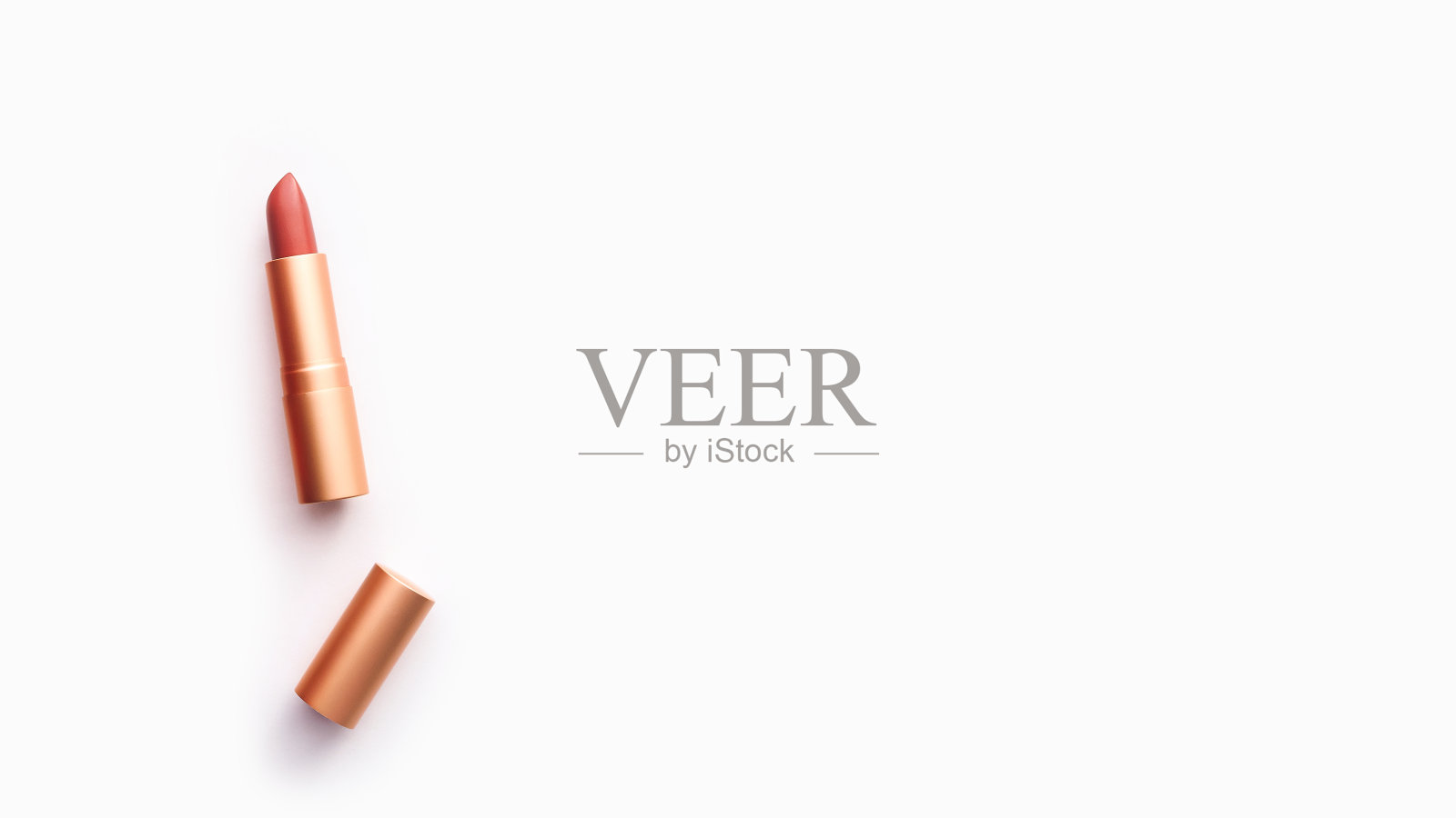 裸色口红在一个金色的情况下，在一个明亮的背景，复制空间照片摄影图片