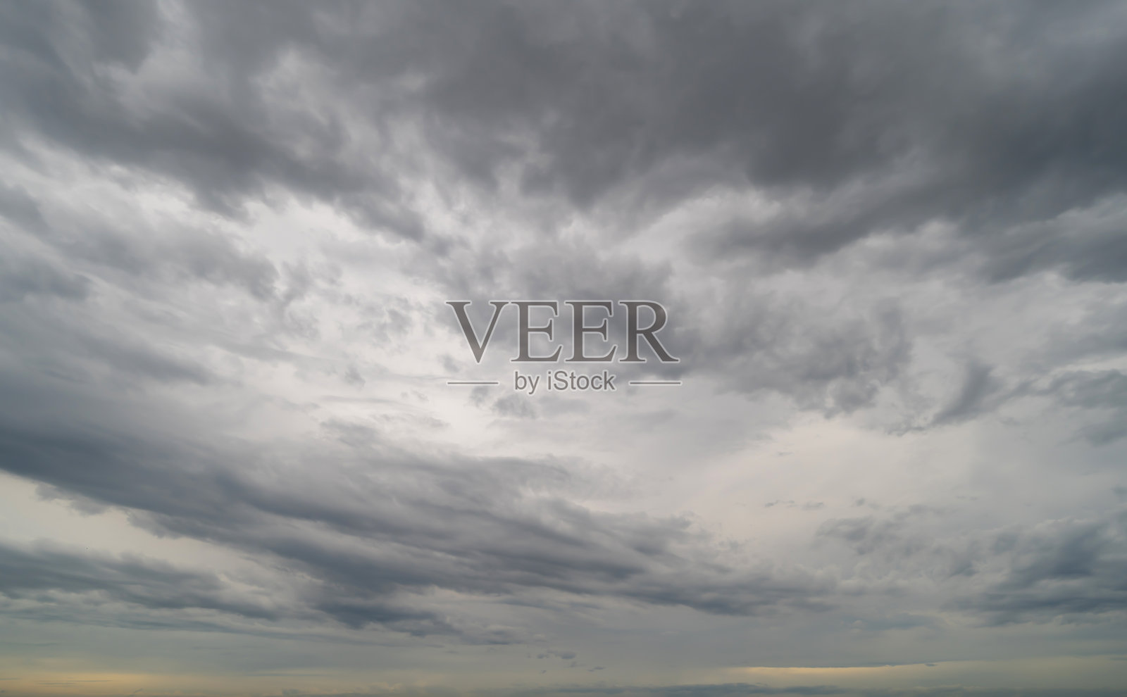 戏剧性的乌云天空与雷暴和雨的夜晚。抽象的自然景观背景。照片摄影图片