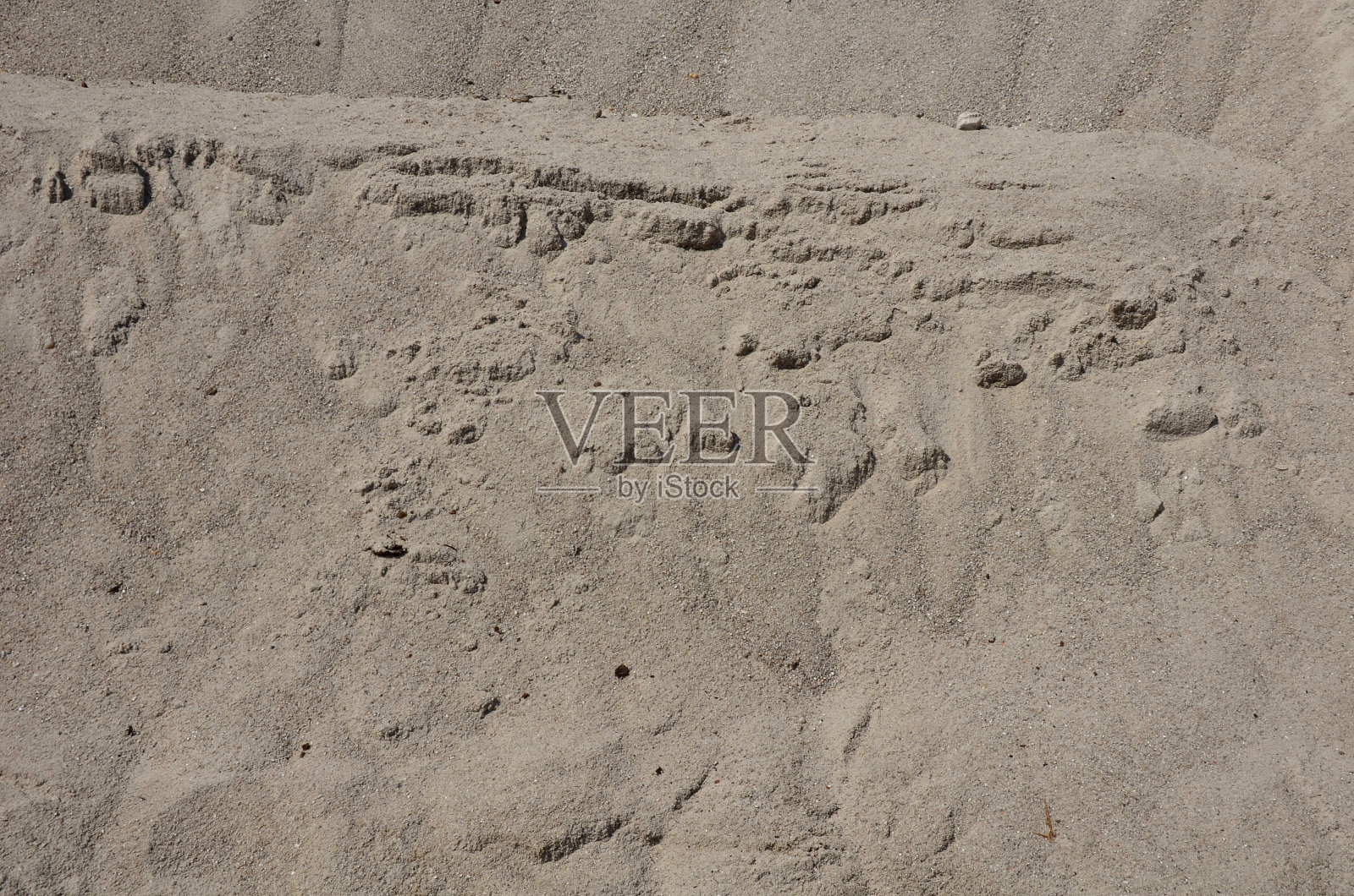 人们手里拿着一块大小相同的砂砾或鹅卵石。大理石，白色的砾石和灰褐色的鹅卵石从采石场直接运来。照片摄影图片