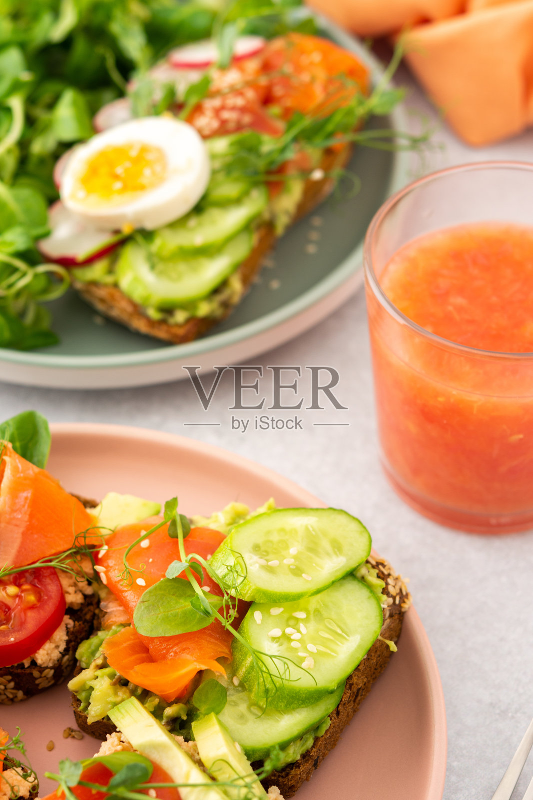 三明治配鳄梨，鲑鱼和蔬菜照片摄影图片