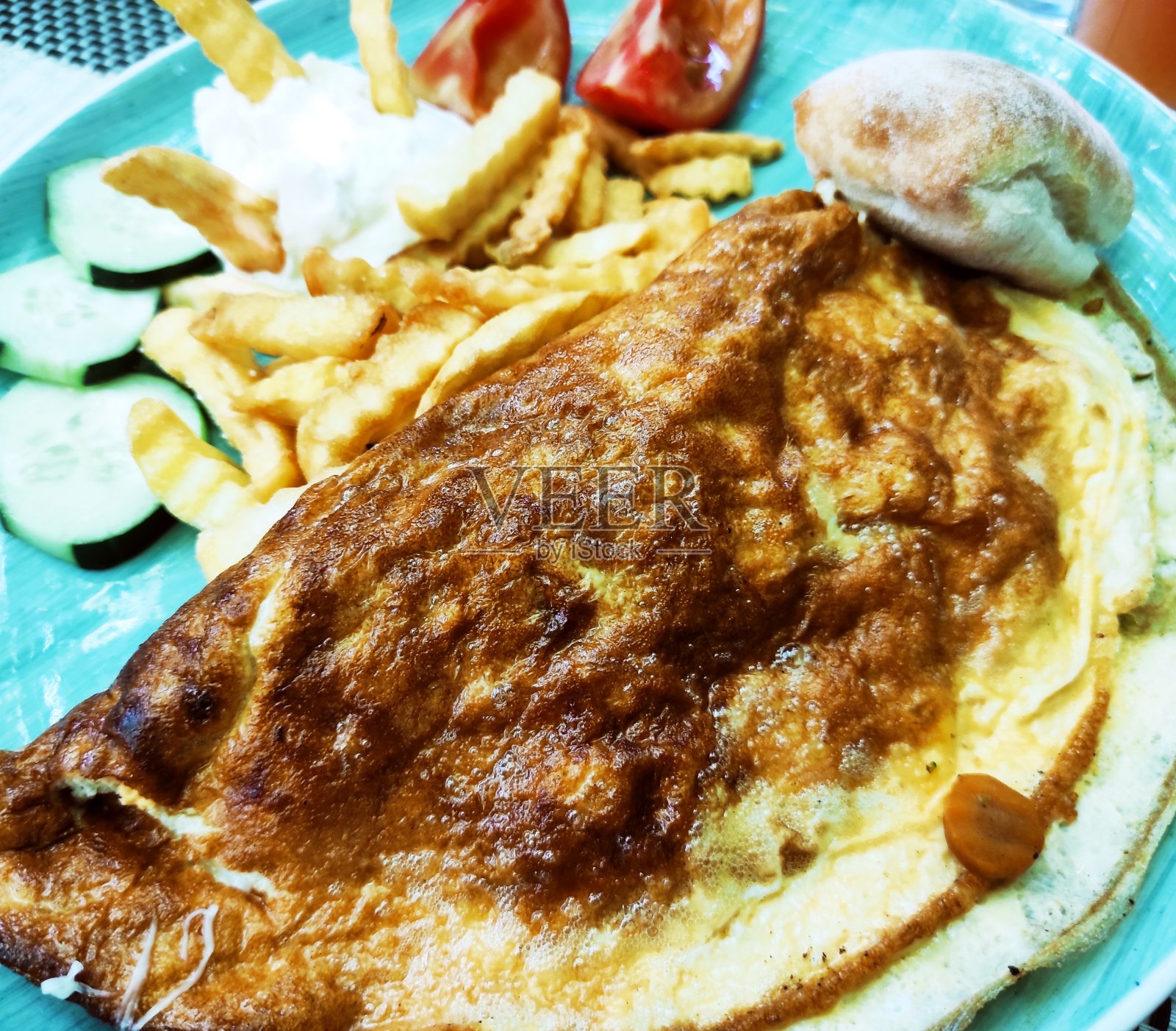 一份煎蛋卷配家常薯条。照片摄影图片