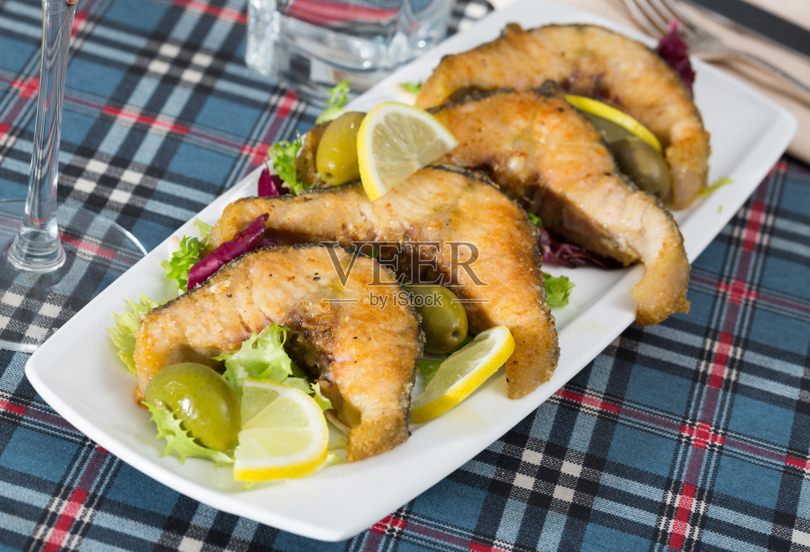 面粉煎鲟鱼片照片摄影图片