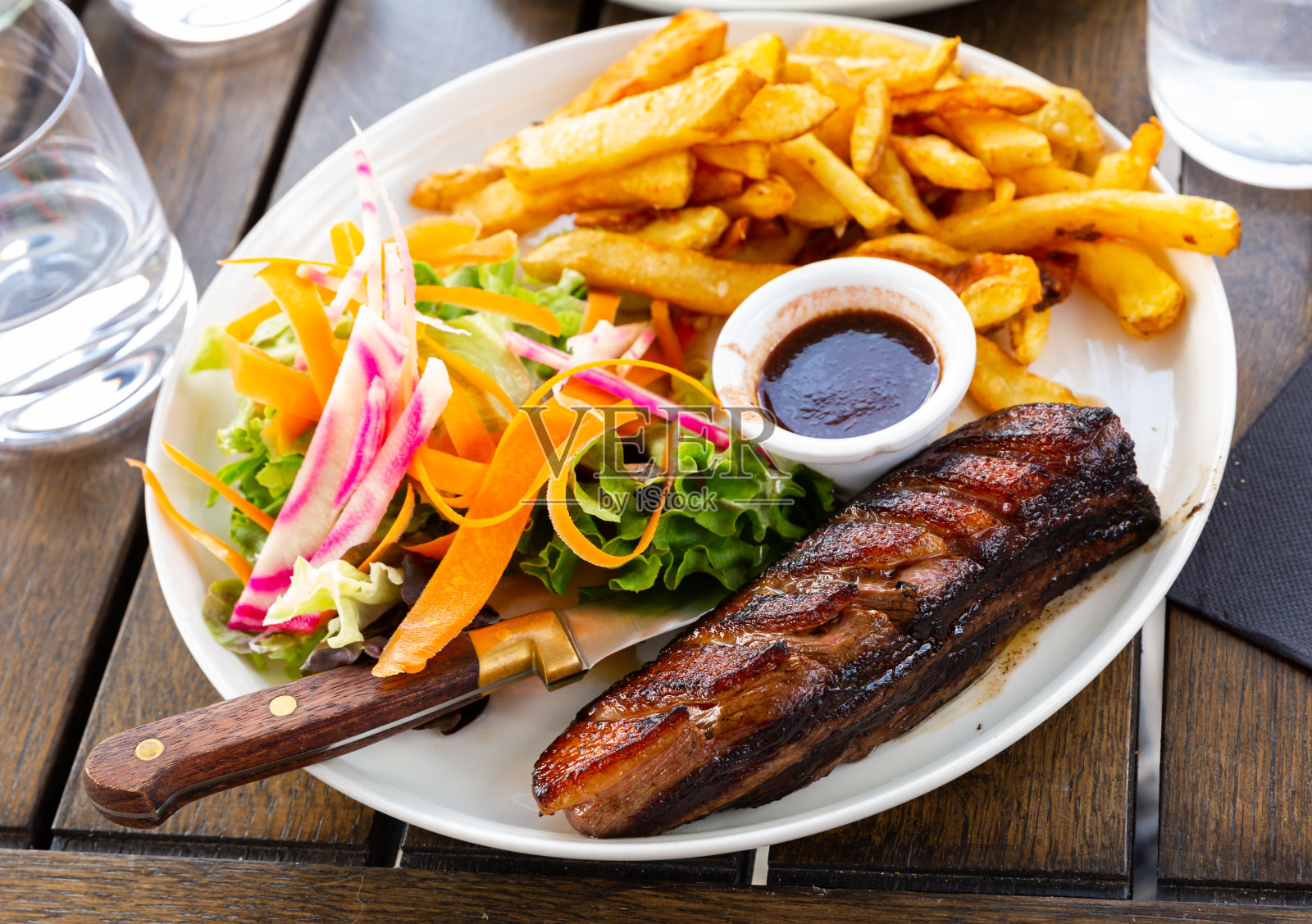 鸭脯配覆盆子酱照片摄影图片