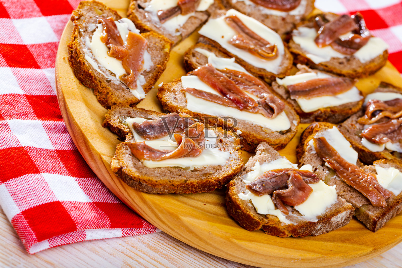 黄油面包加腌凤尾鱼的小点心照片摄影图片