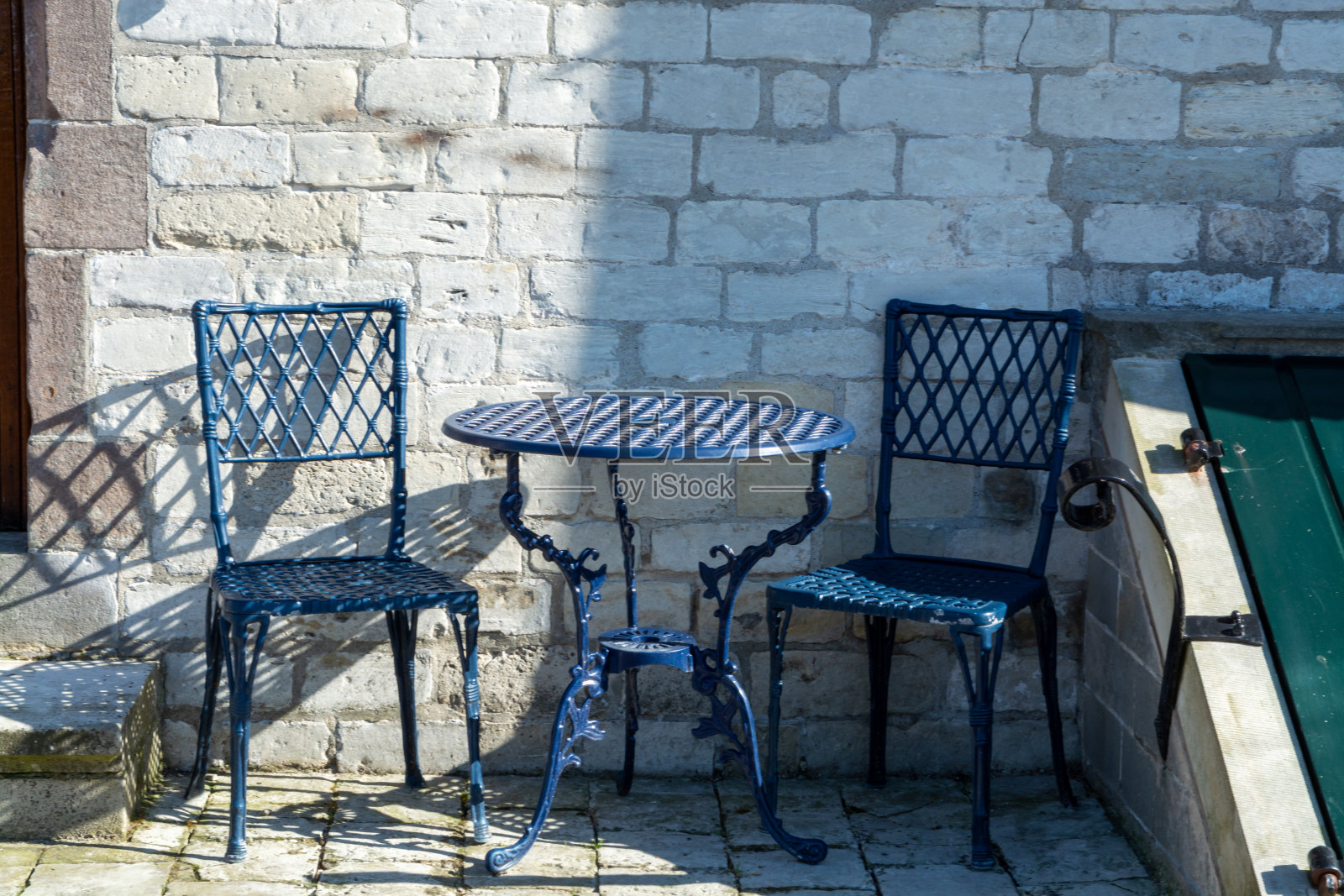 复古金属小酒馆桌子和椅子设置在户外咖啡馆照片摄影图片