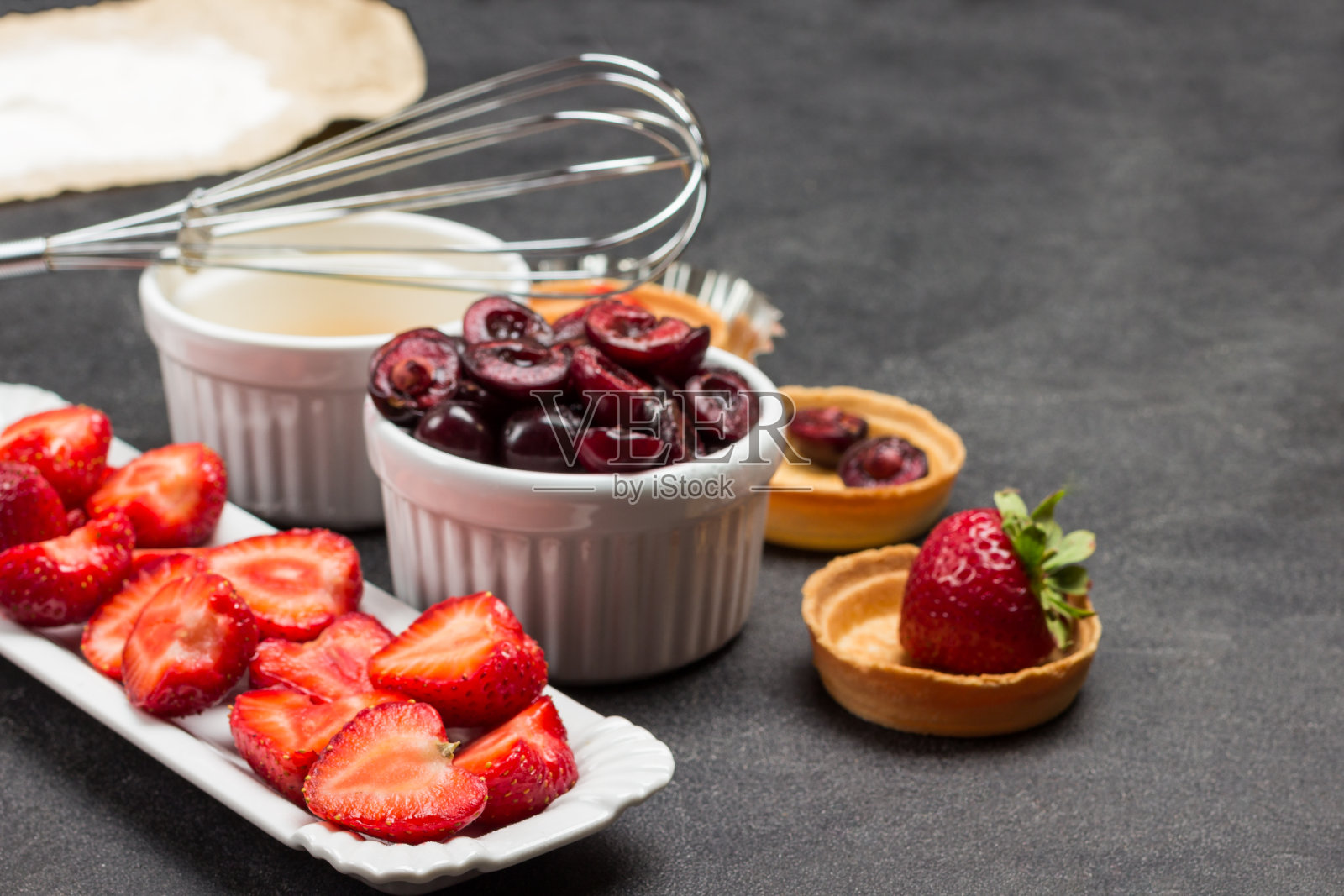 盘子里的浆果和馅饼里的浆果。照片摄影图片