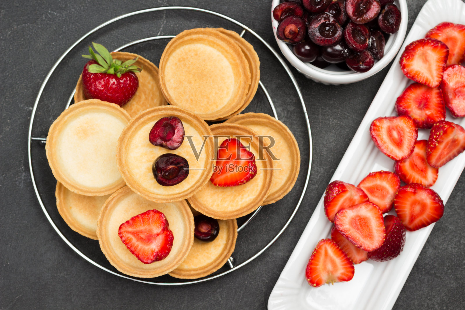 盘子里的浆果和馅饼里的浆果。照片摄影图片