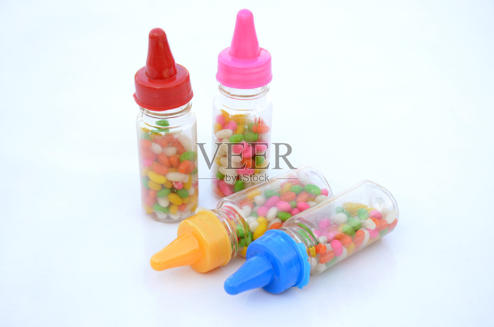 彩色的甜八角豆塑料瓶孤立在白色的背景。照片摄影图片