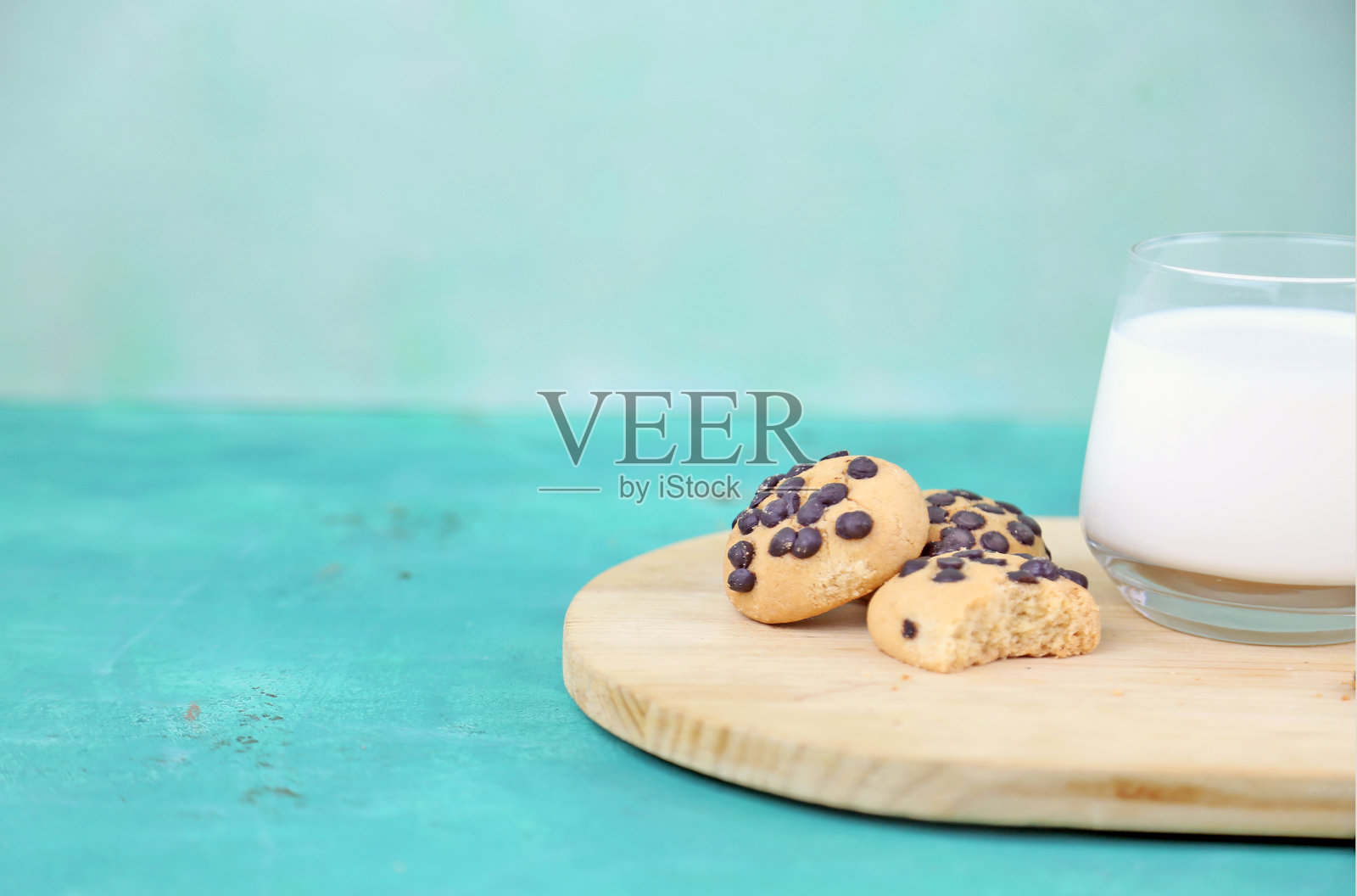 自制的多房间饼干和牛奶照片摄影图片