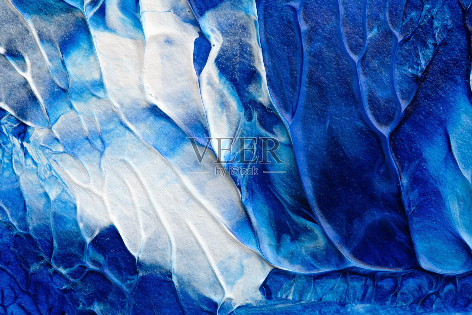 采用罗夏墨迹法在白纸背景上绘制蓝色抽象丙烯画色彩纹理照片摄影图片