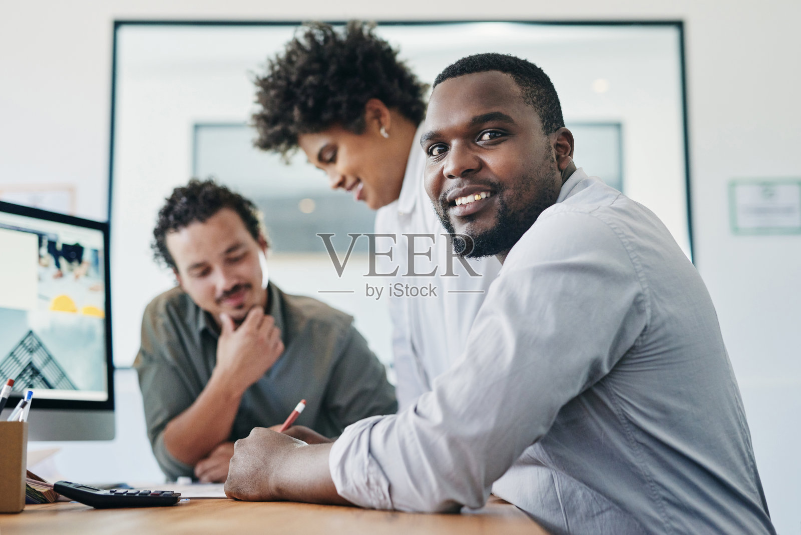 一群年轻的商人正在办公室里讨论照片摄影图片